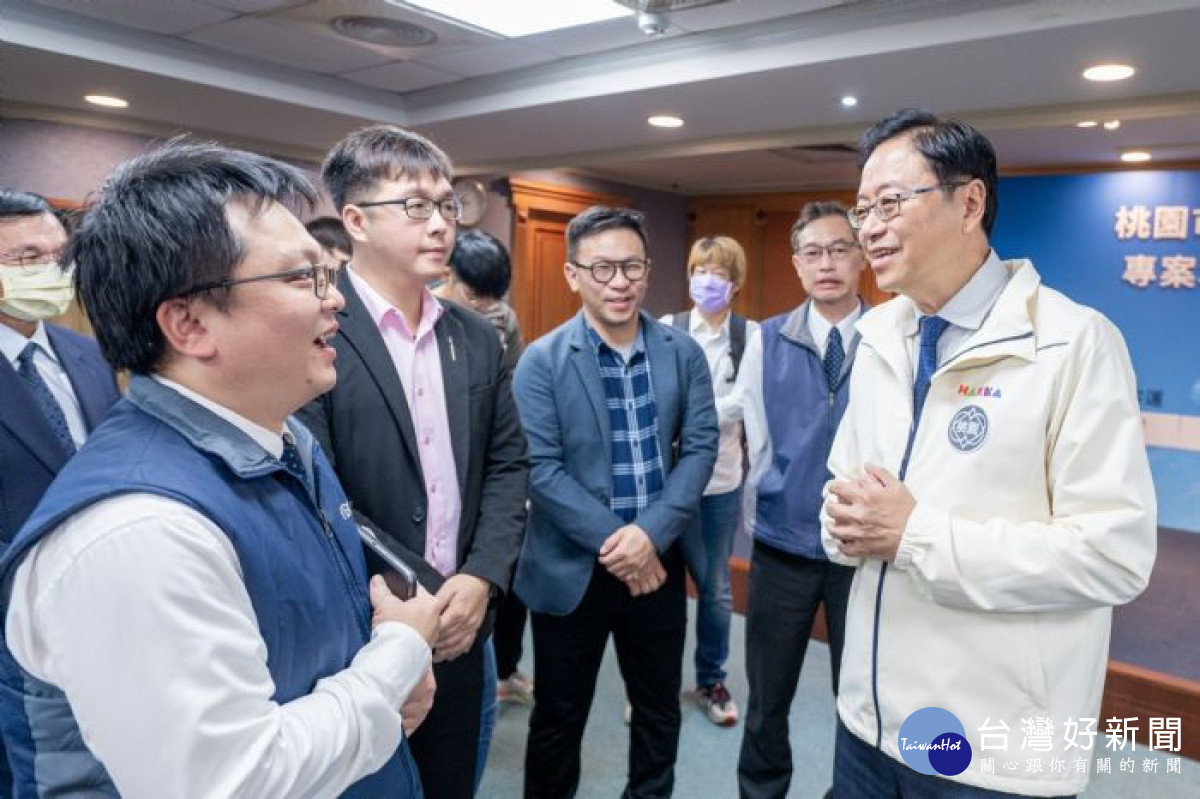 張市長問候公車業者們。