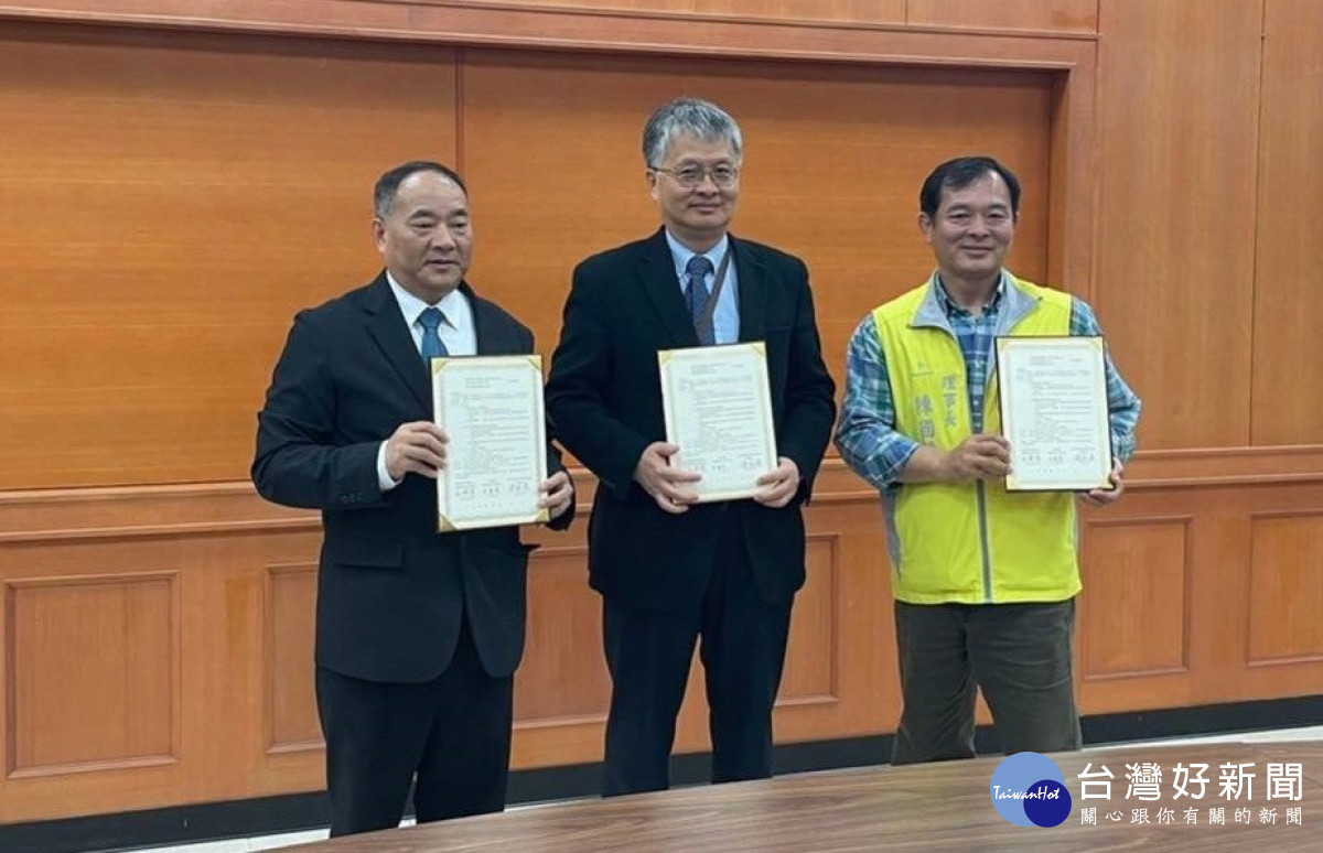 仰德高中甘能賓校長(左起)、明新科大劉國偉校長及湖口慢壘協會陳國連理事長簽署合作，共同推廣棒球運動。