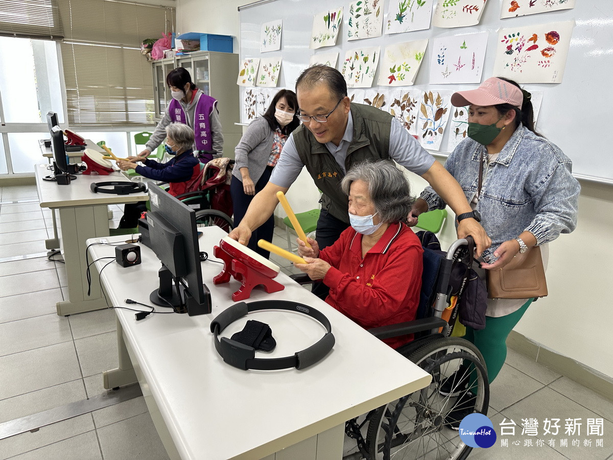 長輩們體驗遊戲樂趣。(記者扶小萍攝)