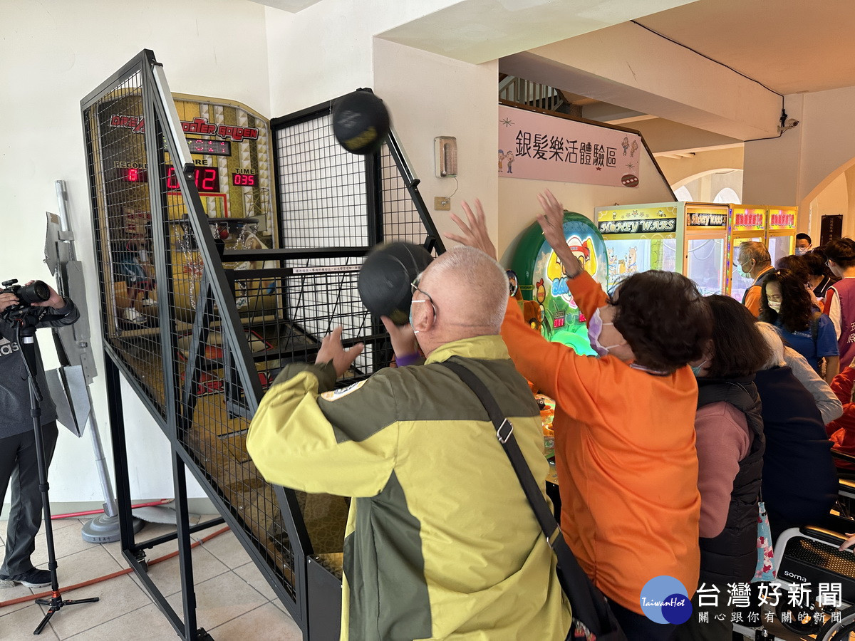 投籃遊戲讓長輩充滿活力。(記者扶小萍攝)