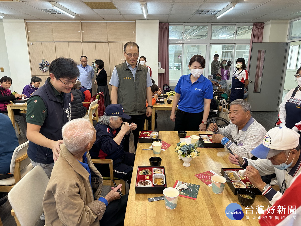 長輩呷好飯呷百二,十分開心。(記者扶小萍攝)