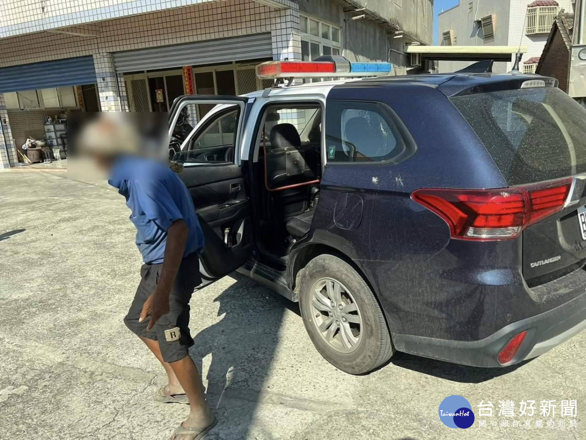 78歲老翁獨自外出迷途，警方獲報前往現場並以警車載送其回家／林詩涵翻攝