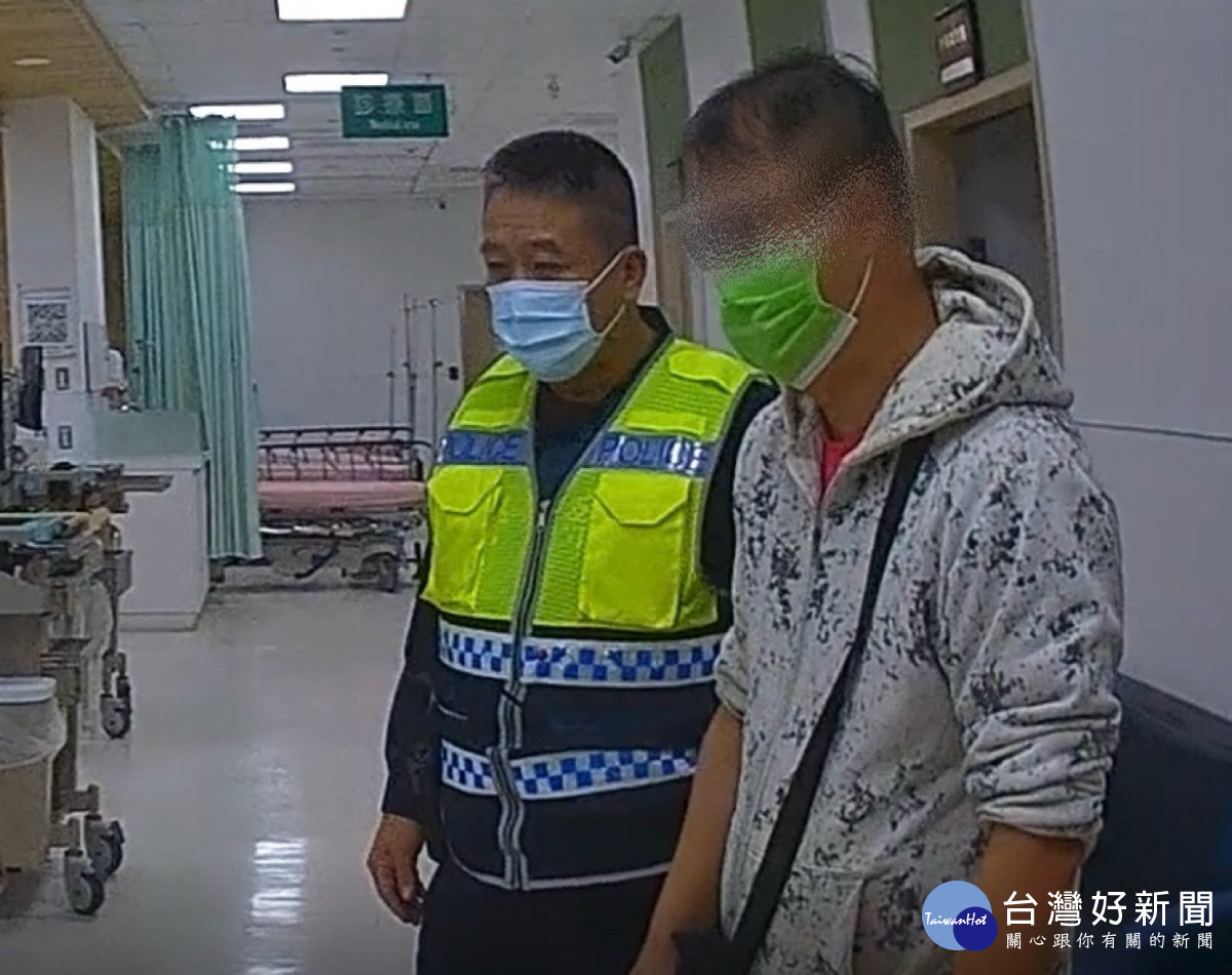 陳男駕駛自小客車身體不適，閃大燈向警方求助／林詩涵翻攝