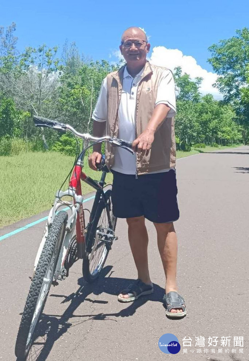台中市議長張清照換上短褲、秀出勇腳挺「侯康配」。