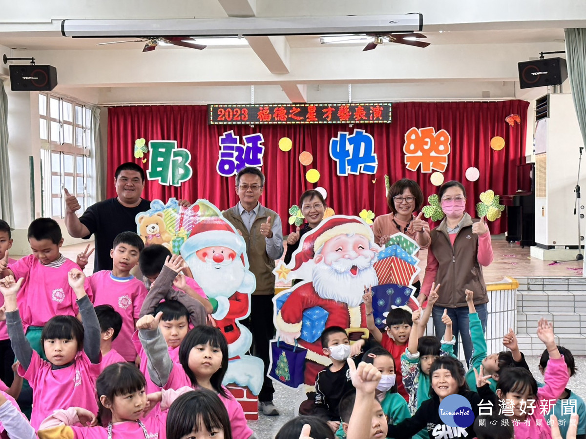 教育處黃敏宜督學到校嘉勉國小學生及幼兒園小朋友。圖/記者鄧富珍翻攝