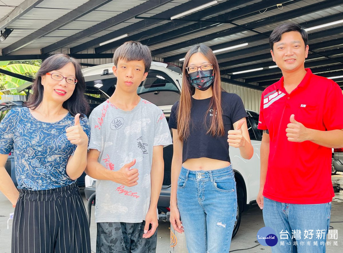 勞動部嘉義就業中心就服員張華玉(左1)運用「青年職得好評計畫」，協助小穎(左2)穩定就業於佳展汽車，認真的工作態度獲得雇主(右2)及主管讚賞。