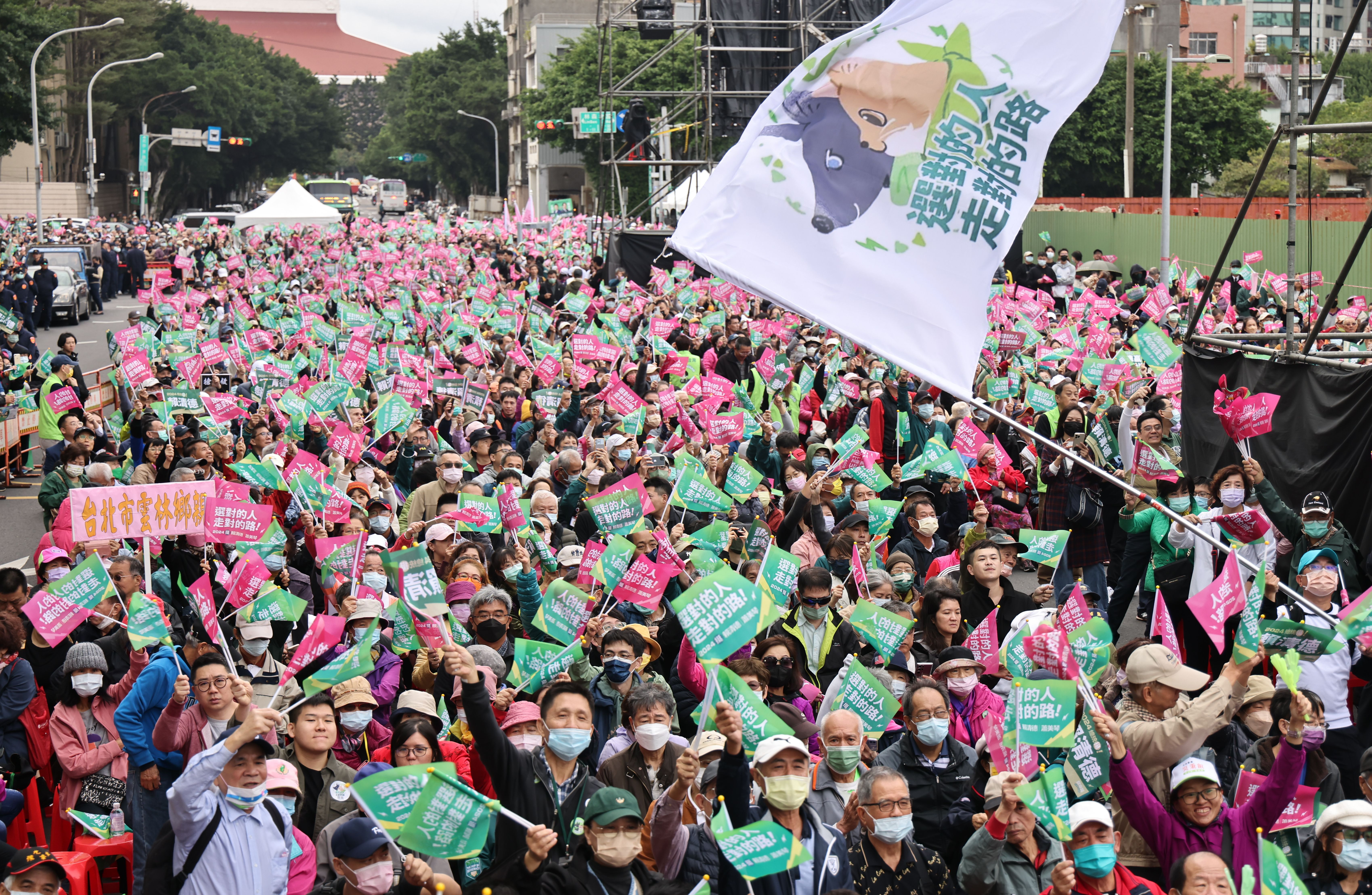 民進黨正副總統參選人賴清德、蕭美琴12月3日在北平東路舉行競選總部成立大會。資料照片/林啟弘攝
