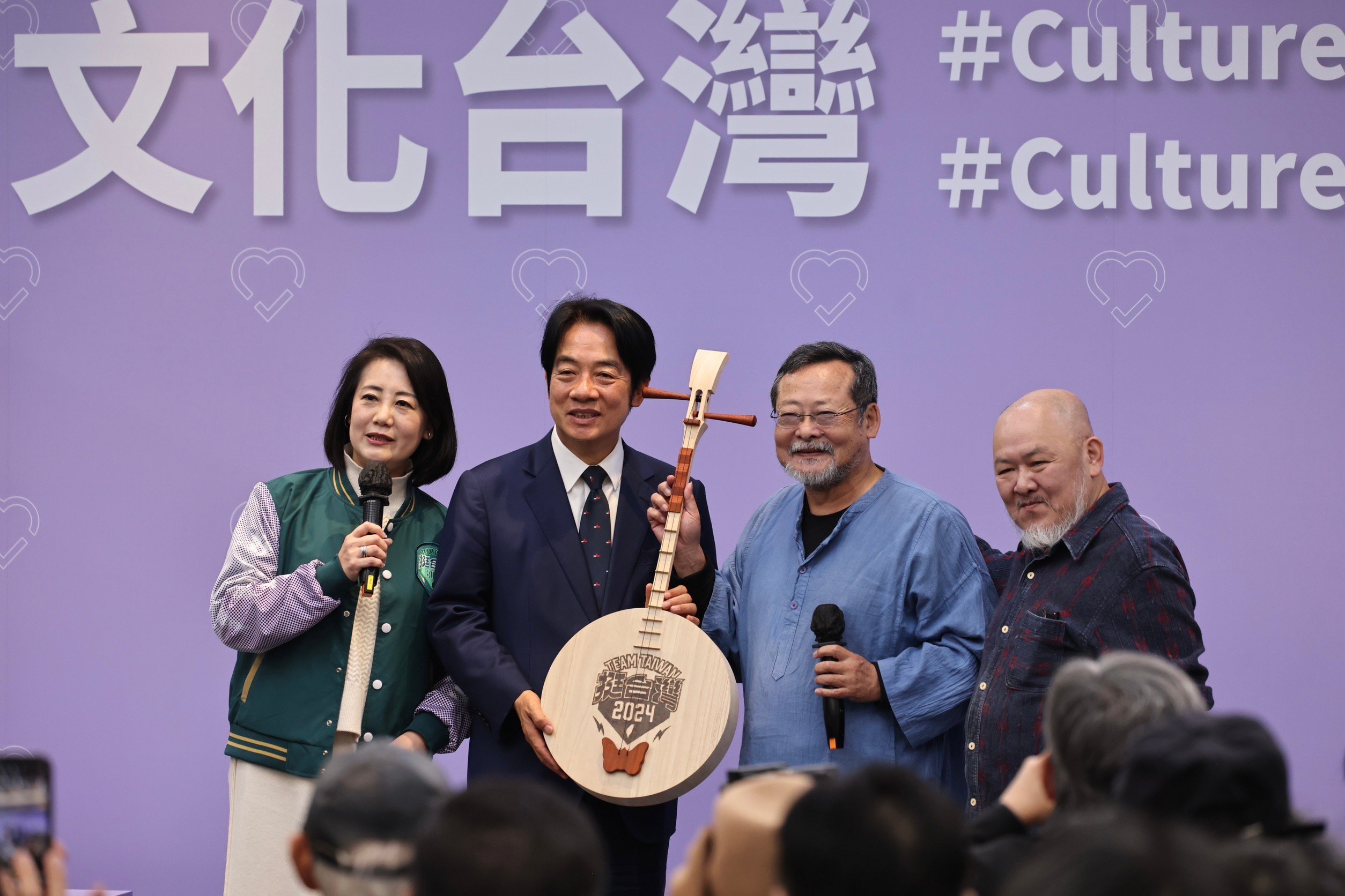 賴清德(左2)19日出席「文化界相挺賴清德、吳思瑤大會」,音樂人陳明章(右2)與導演林正盛(右)致贈月琴表達支持,左為吳思瑤。林啟弘攝