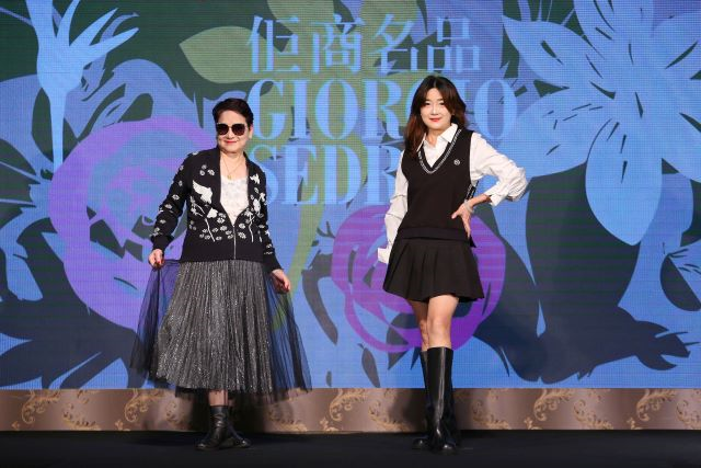 冠軍為母女檔白小容與陸安君,以「高級灰學院風」搭配出今天走秀服裝.jpg