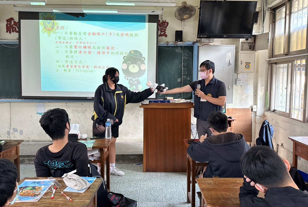 ▲圖說:刑警兔兔當獎勵,吸引同學大方分享身邊的案例 (圖/台中市政府提供)