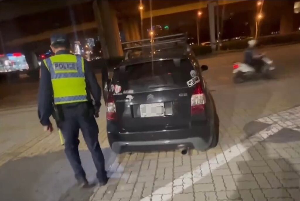 ▲圖說:員警攔查呼嘯而過的爆音車輛,原來車輛到檢後,車主又繼續改裝 (圖/台中市政府提供)