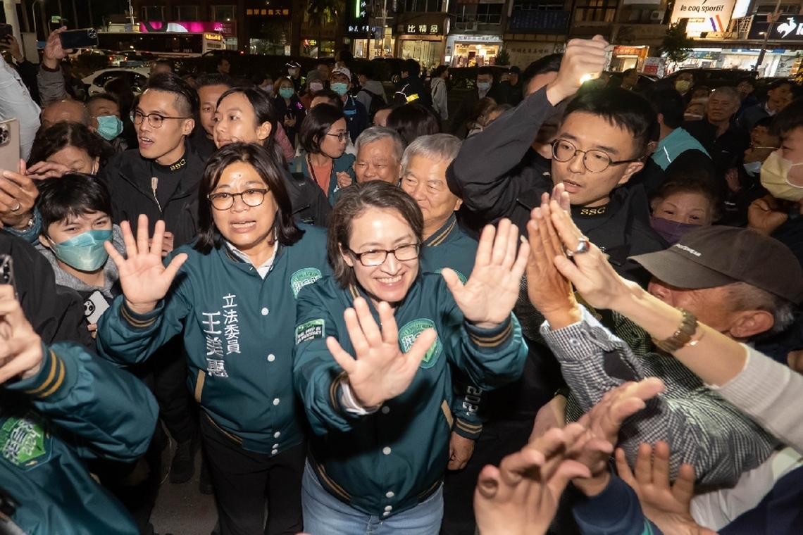 戰貓抵嘉!民進黨副總統候選人蕭美琴為立委王美惠站台 一同誓言要讓臺灣繼續在國際上發光