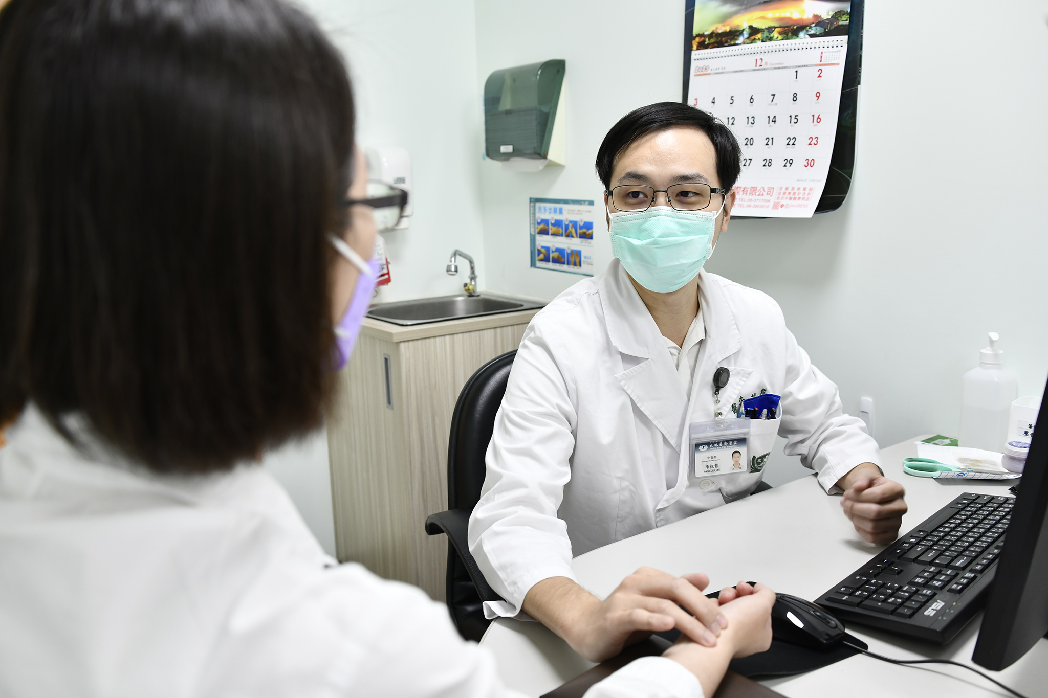 當秋冬季節降溫時,過敏體質的人可能會經歷噴嚏、流鼻水等連續的呼吸道問題。