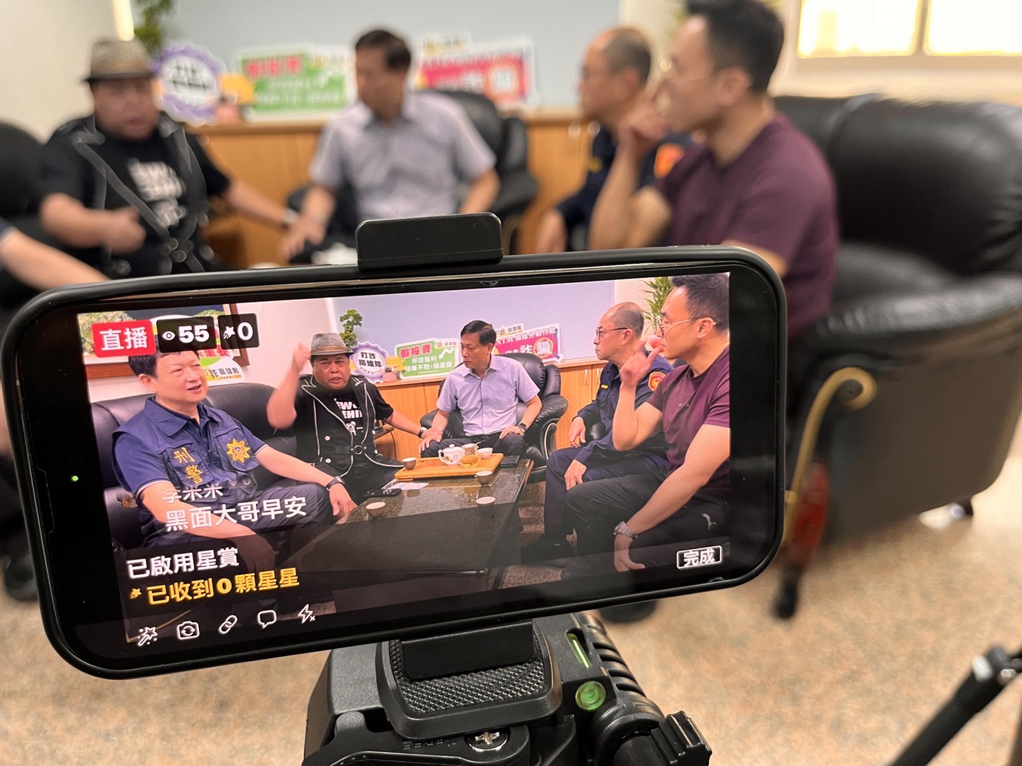 新興警分局與藝人黑面直播宣導反詐騙。(警方提供)