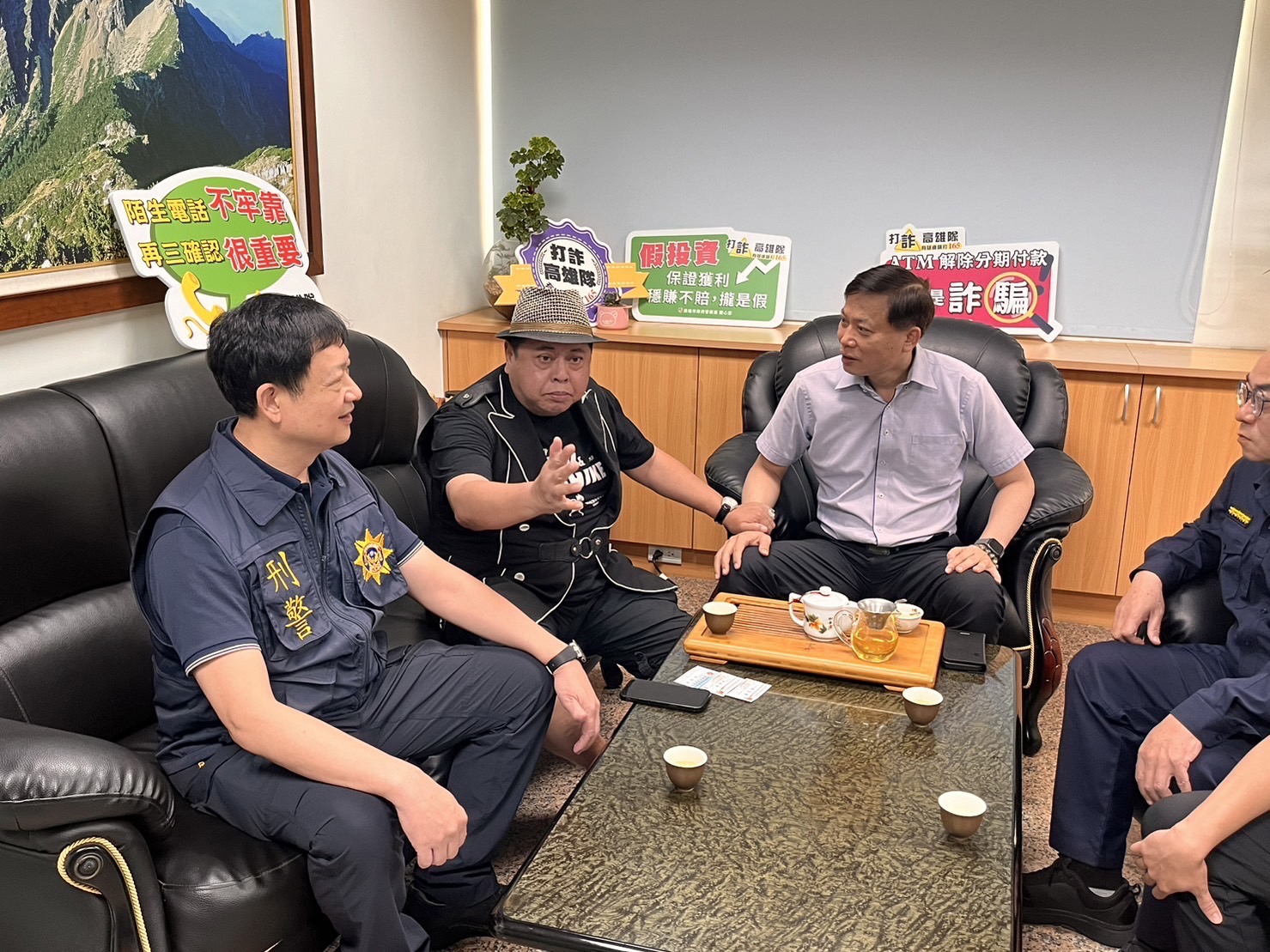 新興警分局與藝人黑面直播宣導反詐騙。(警方提供)