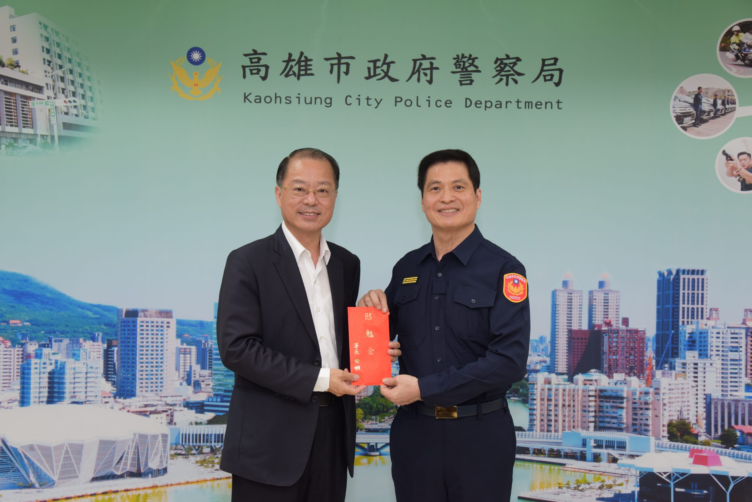 警政署長黃明昭南下高雄主持「選舉治安維護及選舉查察工作座談會」,並頒慰勉金給「同學」高雄市政府警察局長林炎田。(高雄市警局提供)
