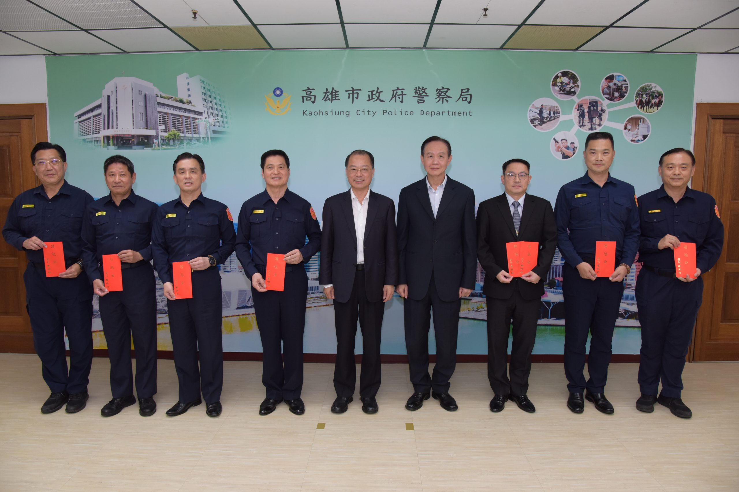 警政署長黃明昭南下高雄主持「選舉治安維護及選舉查察工作座談會」並頒發慰勉金。(高雄市警局提供)