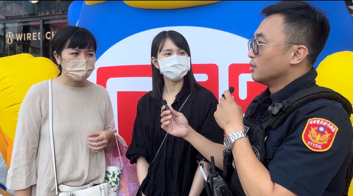 新興分局直播街訪分享「識詐」撇步。(警方提供)