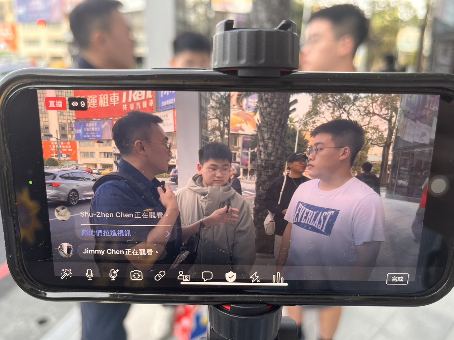 新興分局直播街訪分享「識詐」撇步。(警方提供)