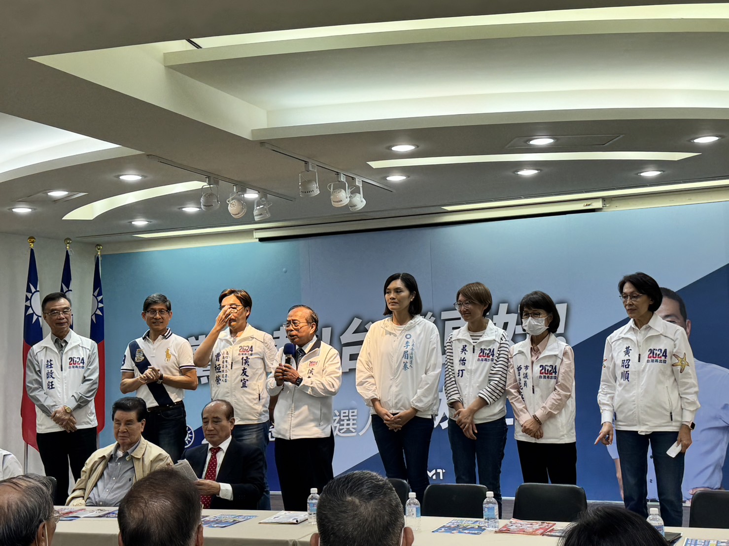 國民黨高雄市黨部舉行「第16任總統及立委選戰輔選工作會報」。（國民黨提供） 