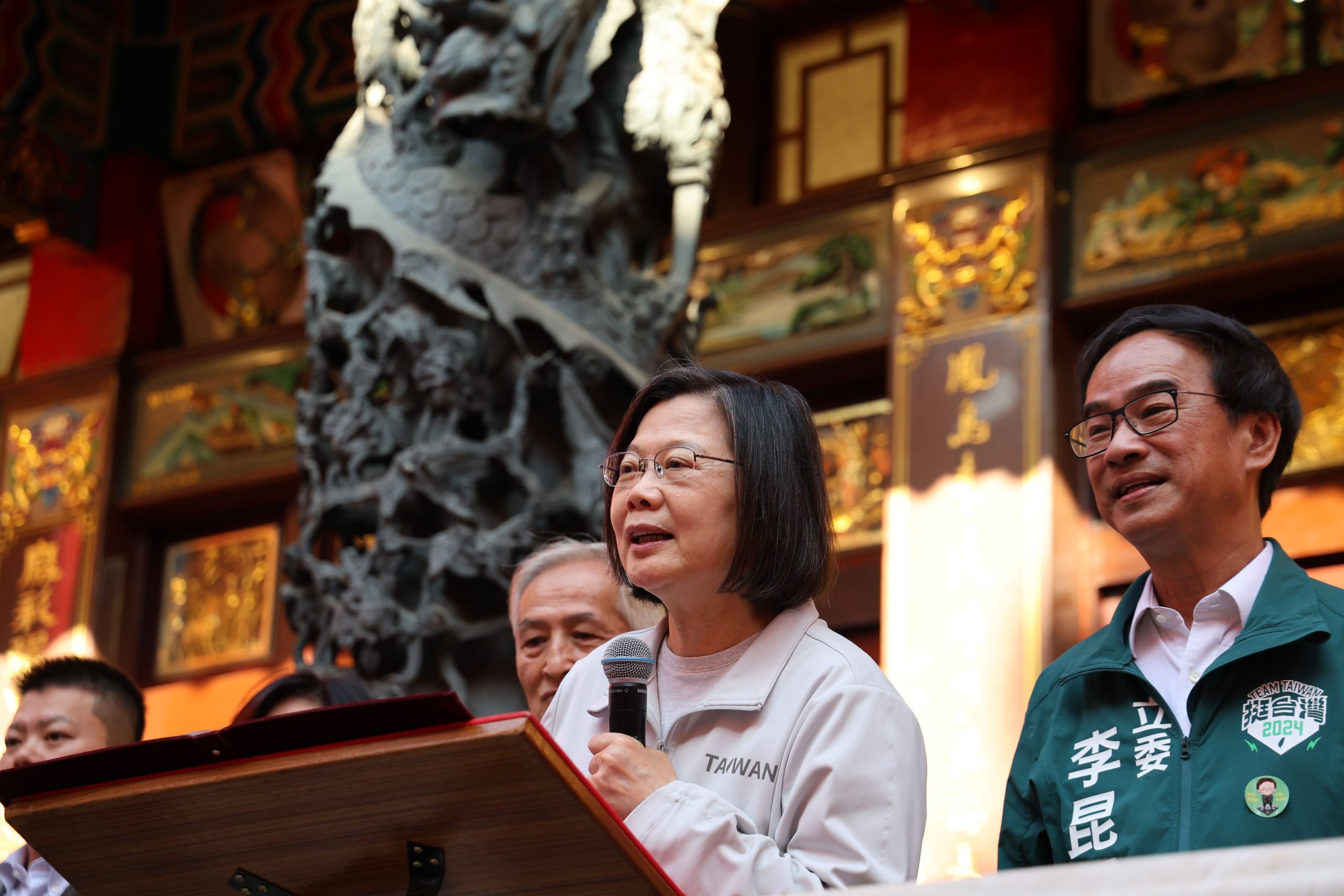 蔡英文偕李昆澤至三鳳宮參拜。(競辦提供)