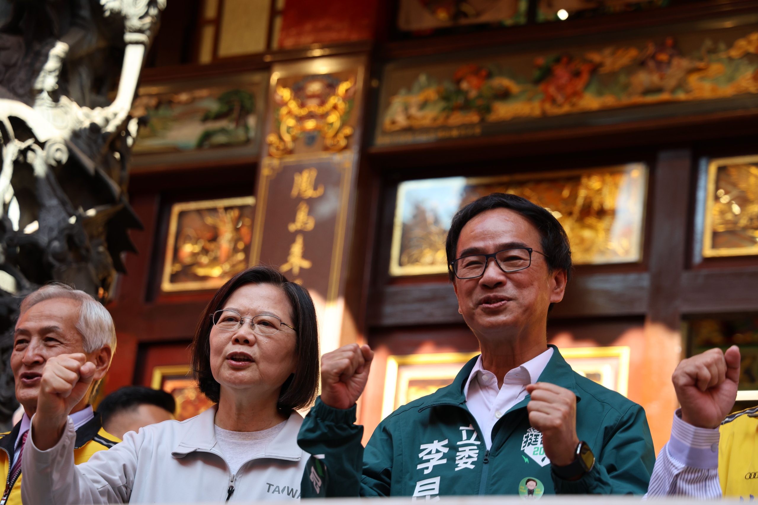 蔡英文偕李昆澤至三鳳宮參拜。(競辦提供)