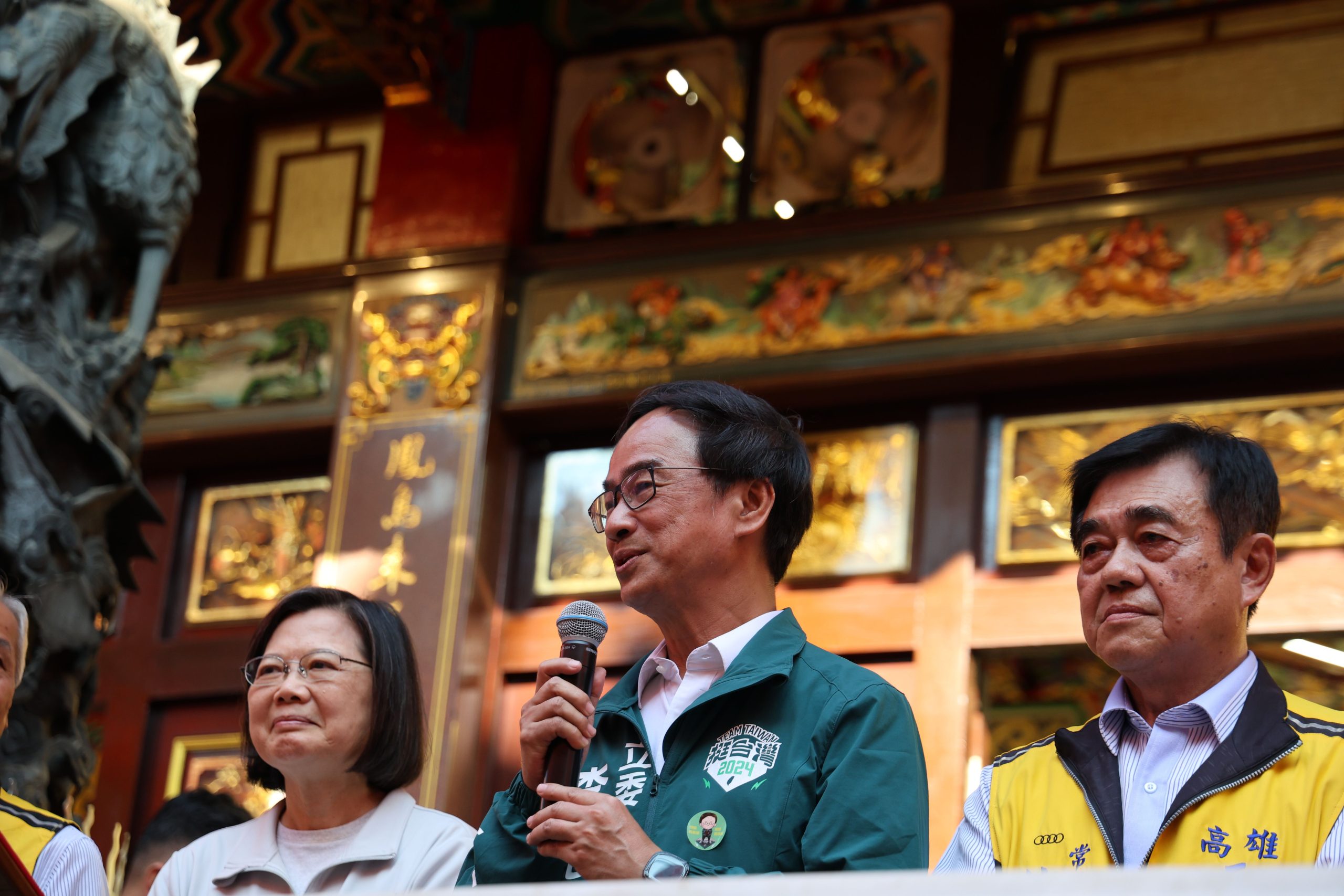 蔡英文偕李昆澤至三鳳宮參拜。(競辦提供)