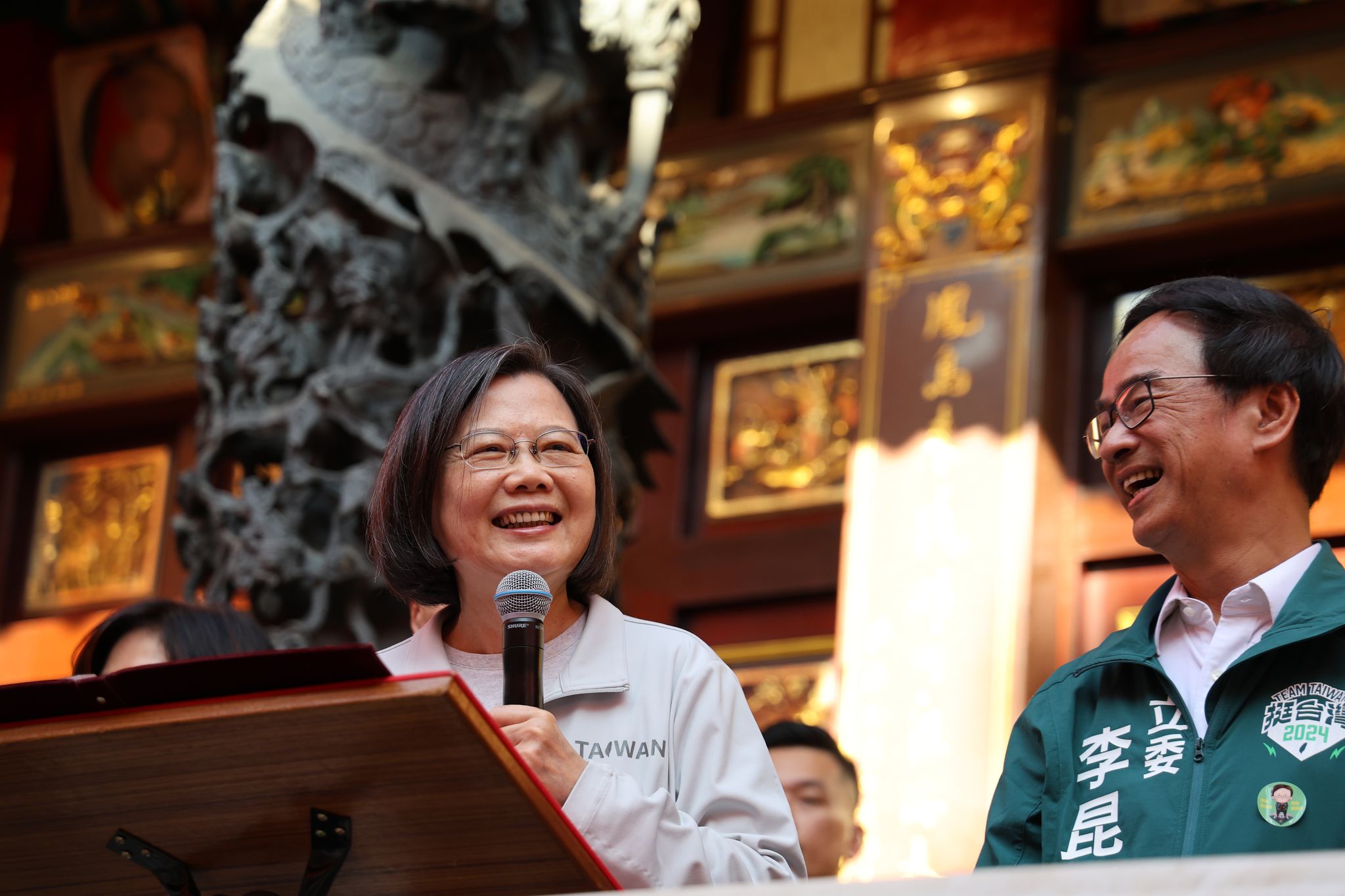 蔡英文偕李昆澤至三鳳宮參拜。(競辦提供)