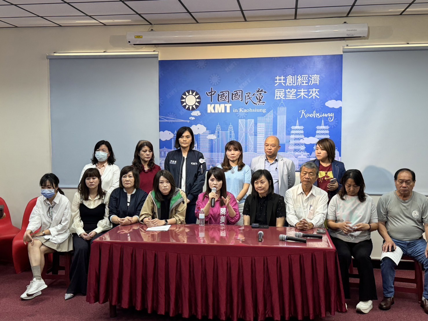 高雄市議會國民黨團指民進黨才是多數霸凌。(國民黨提供)