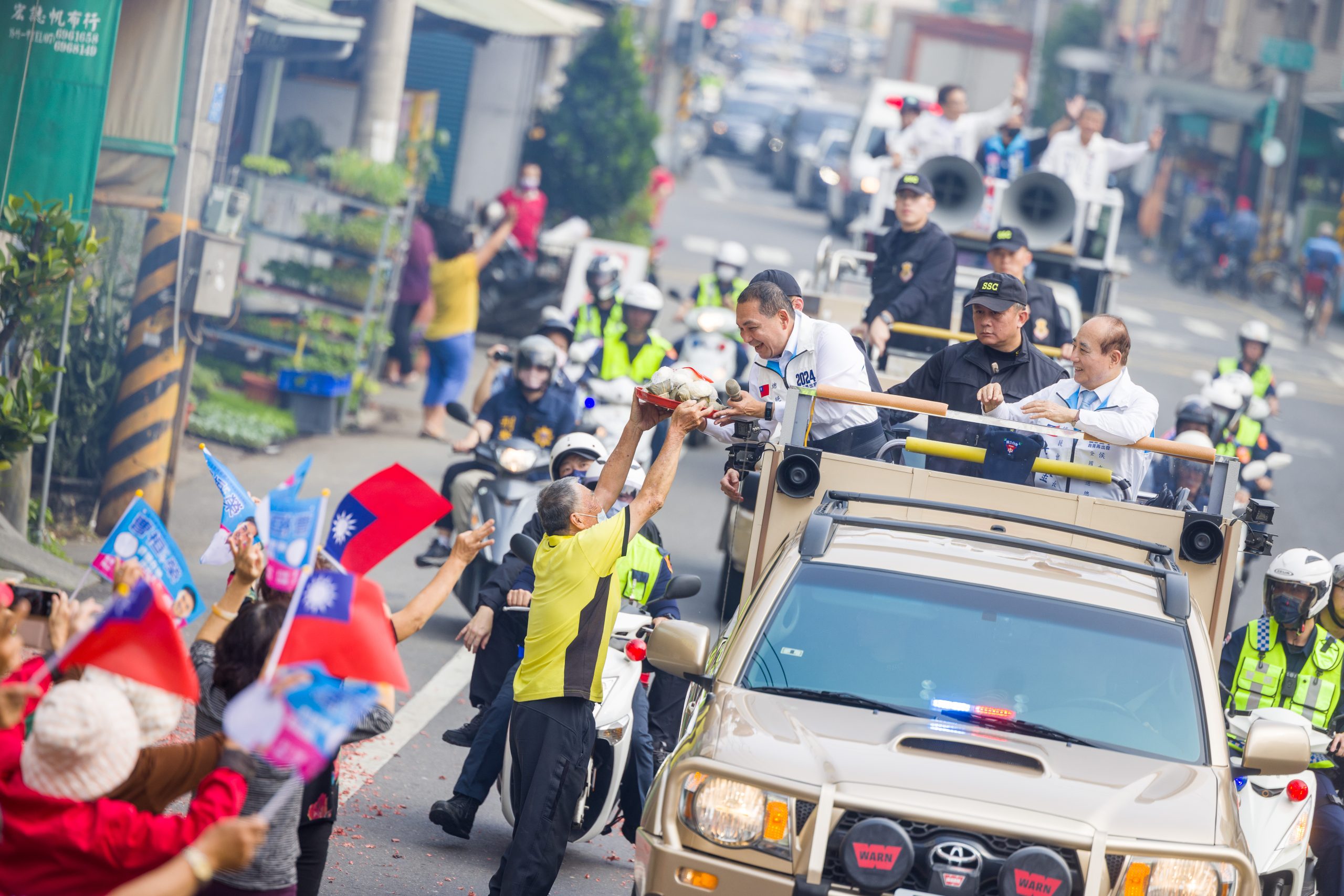 侯友宜高雄車掃,要從南部贏回台灣。(國民黨提供)