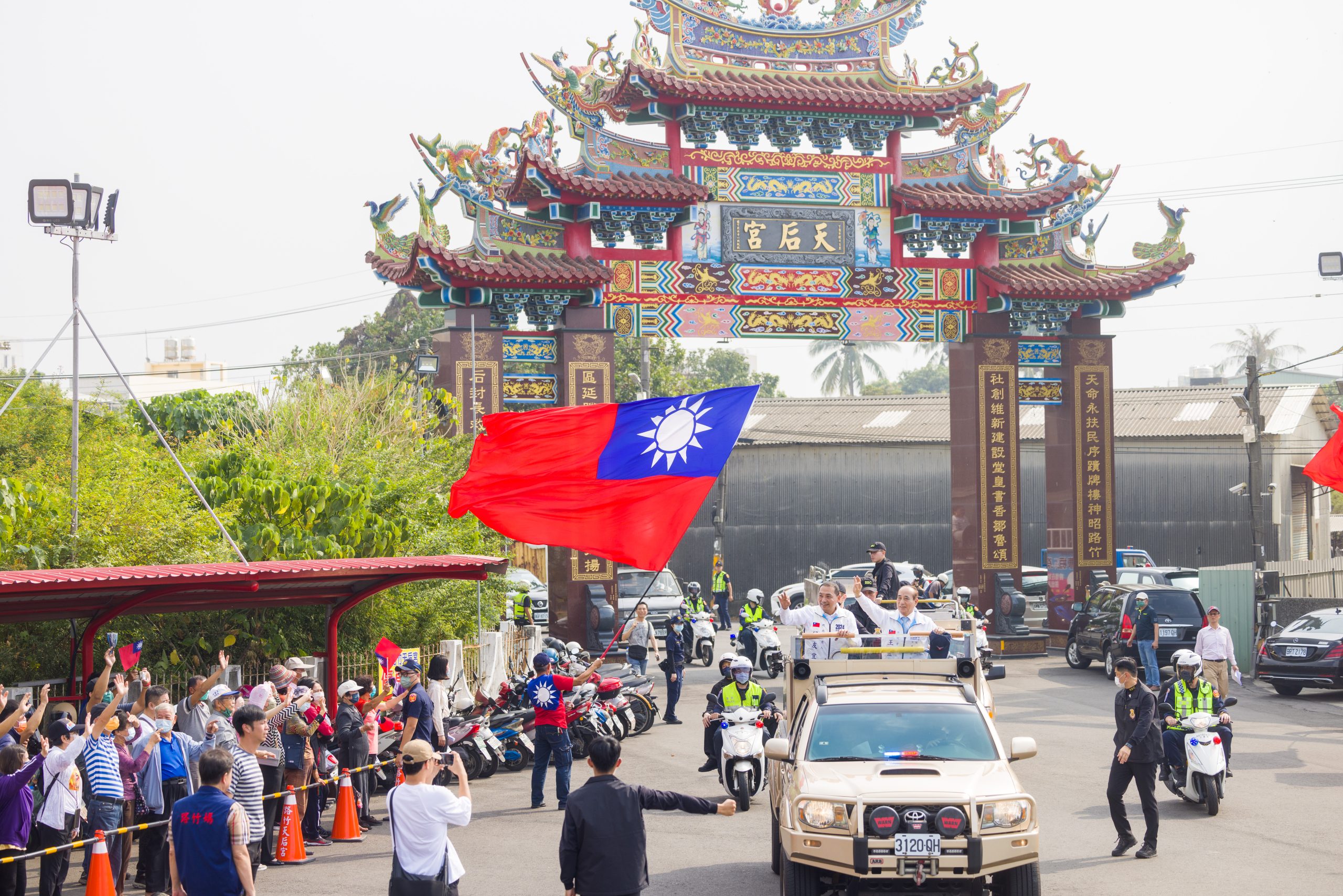 侯友宜高雄車掃,要從南部贏回台灣。(國民黨提供)