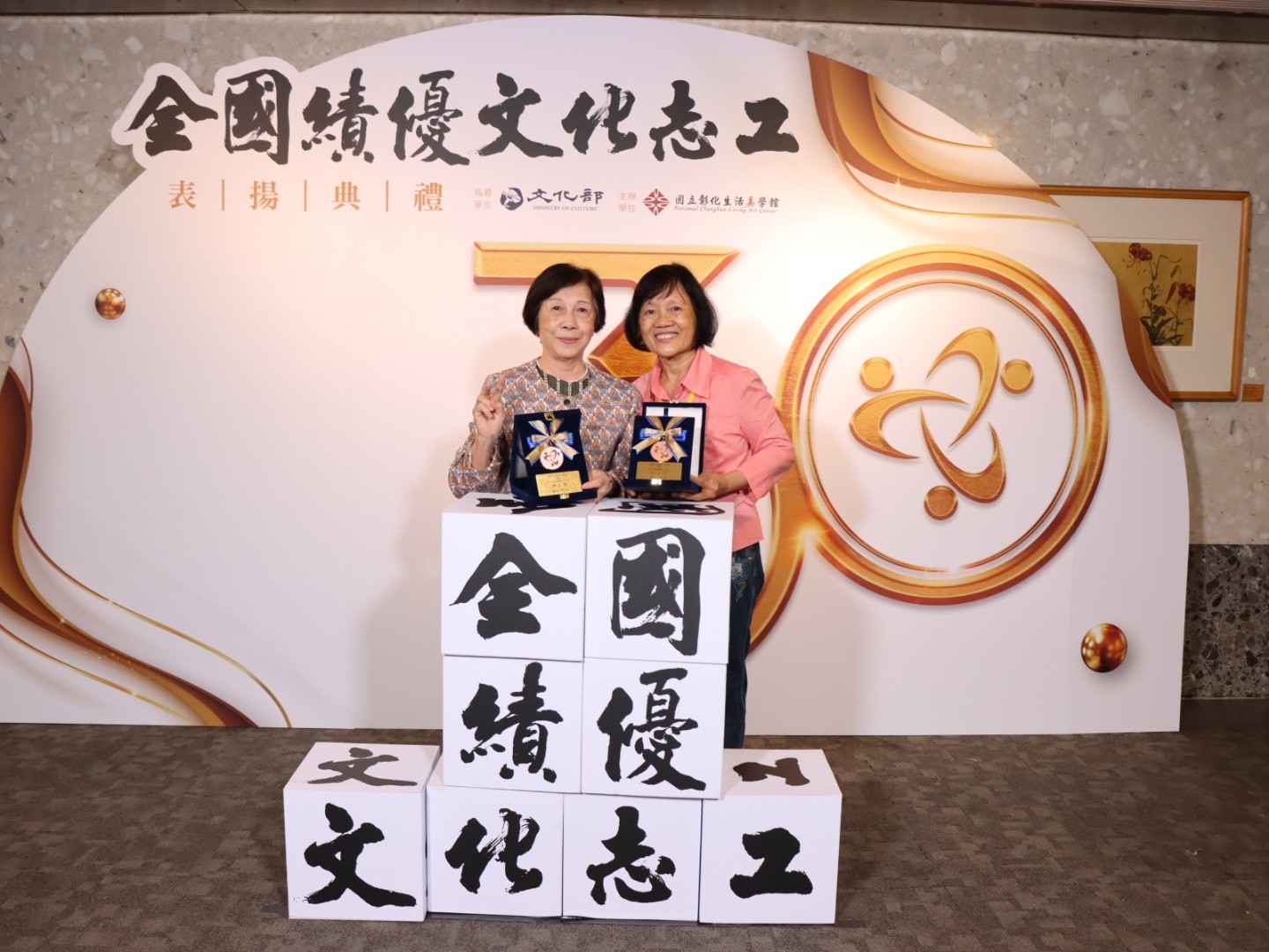 高雄市立圖書館兩位志工麥淑清、黃麗玉獲頒全國績優文化志工個人獎。(高市圖提供)