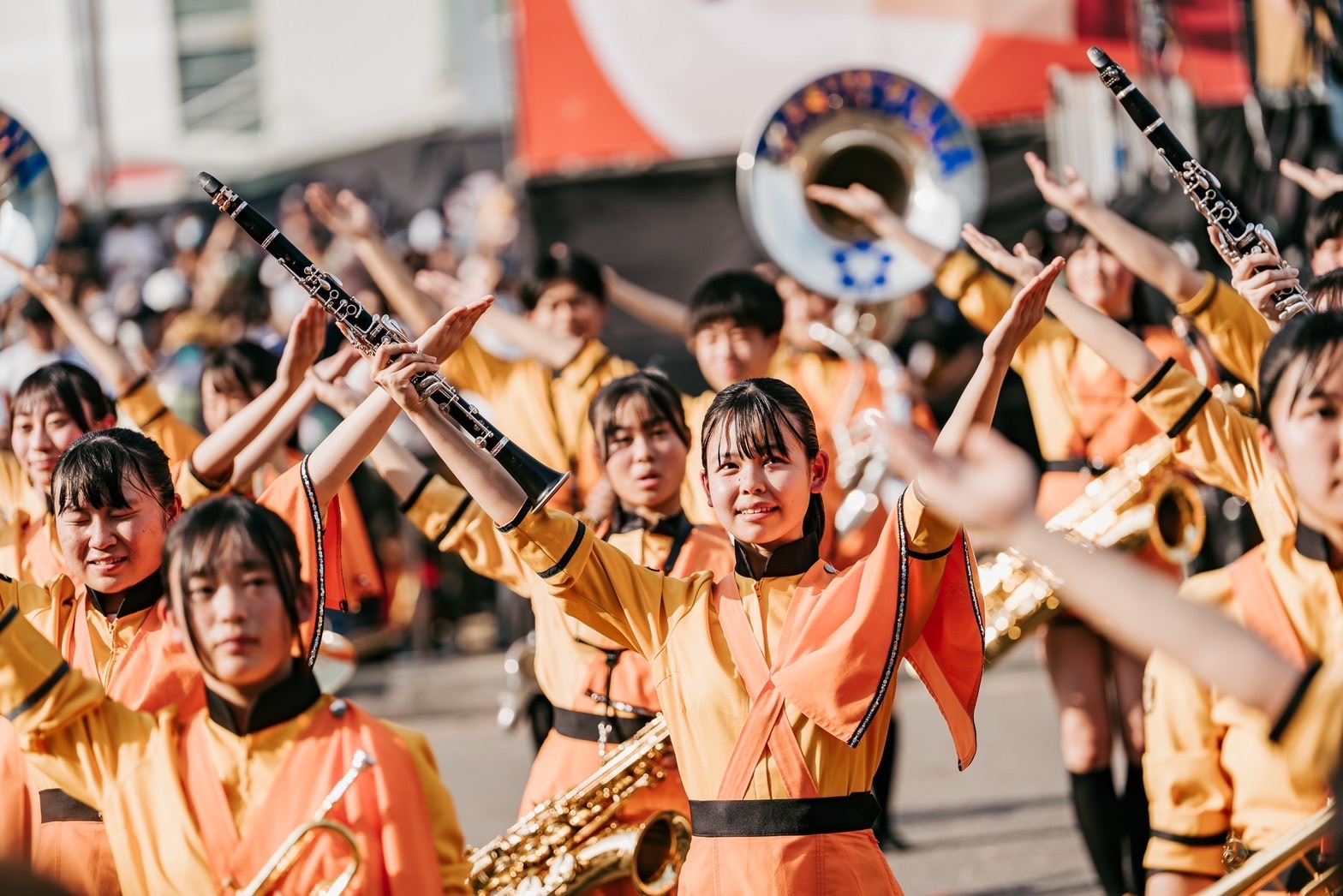 日本超高人氣行進樂隊京都橘高校吹奏樂部「橘色惡魔」在高雄時代大道進行2023年返台首場演出。(高市府提供)