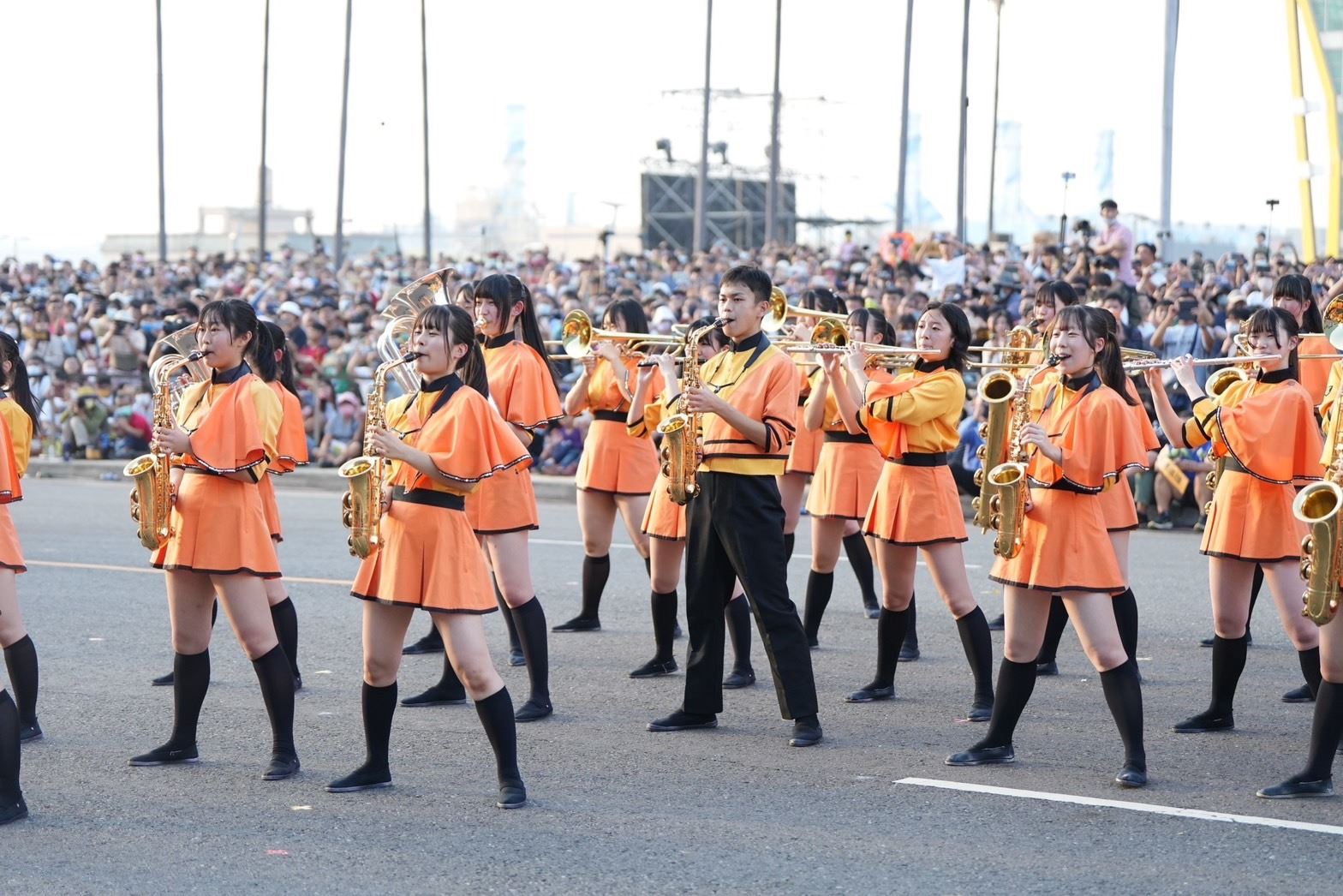 日本超高人氣行進樂隊京都橘高校吹奏樂部「橘色惡魔」在高雄時代大道進行2023年返台首場演出。(高市府提供)