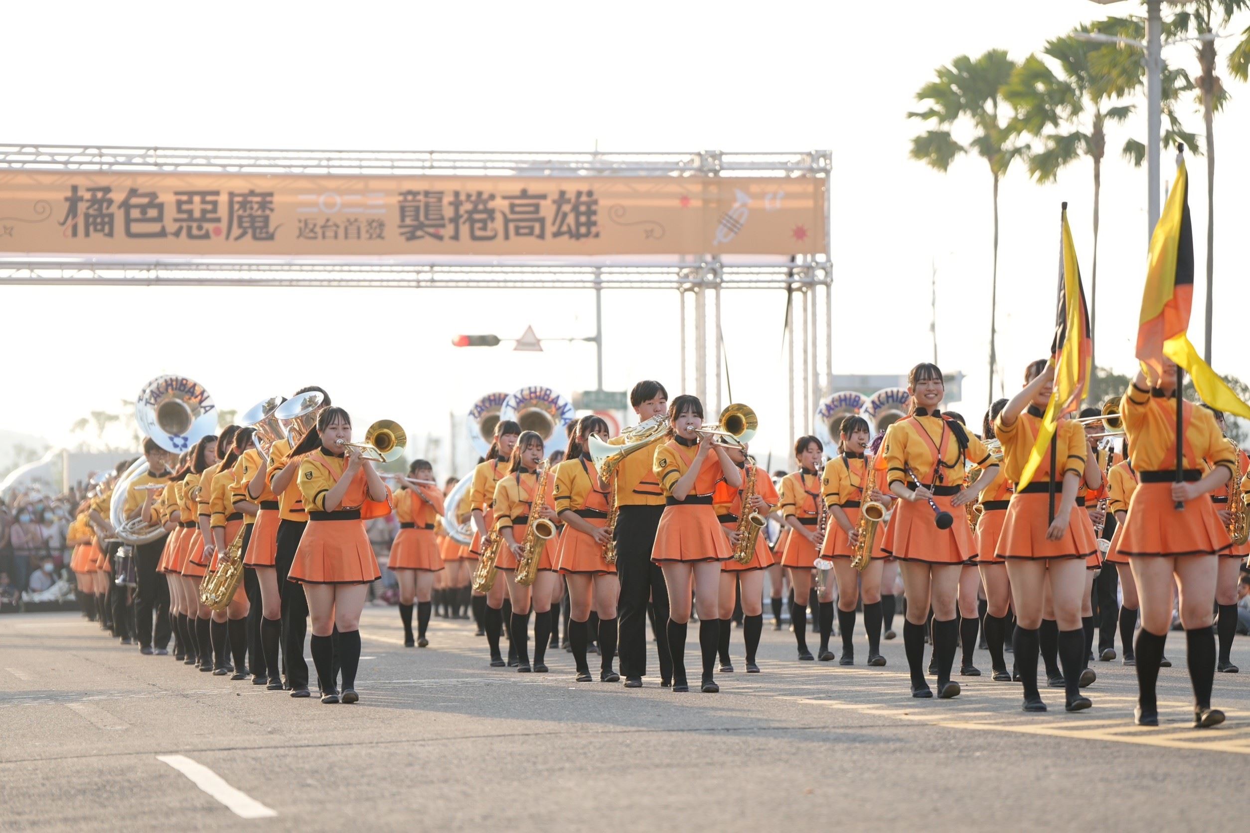 日本超高人氣行進樂隊京都橘高校吹奏樂部「橘色惡魔」在高雄時代大道進行2023年返台首場演出。(高市府提供)