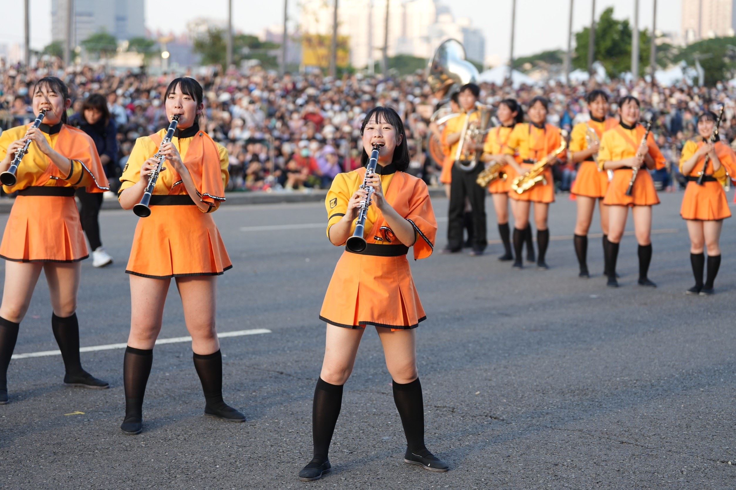 日本超高人氣行進樂隊京都橘高校吹奏樂部「橘色惡魔」在高雄時代大道進行2023年返台首場演出。(高市府提供)