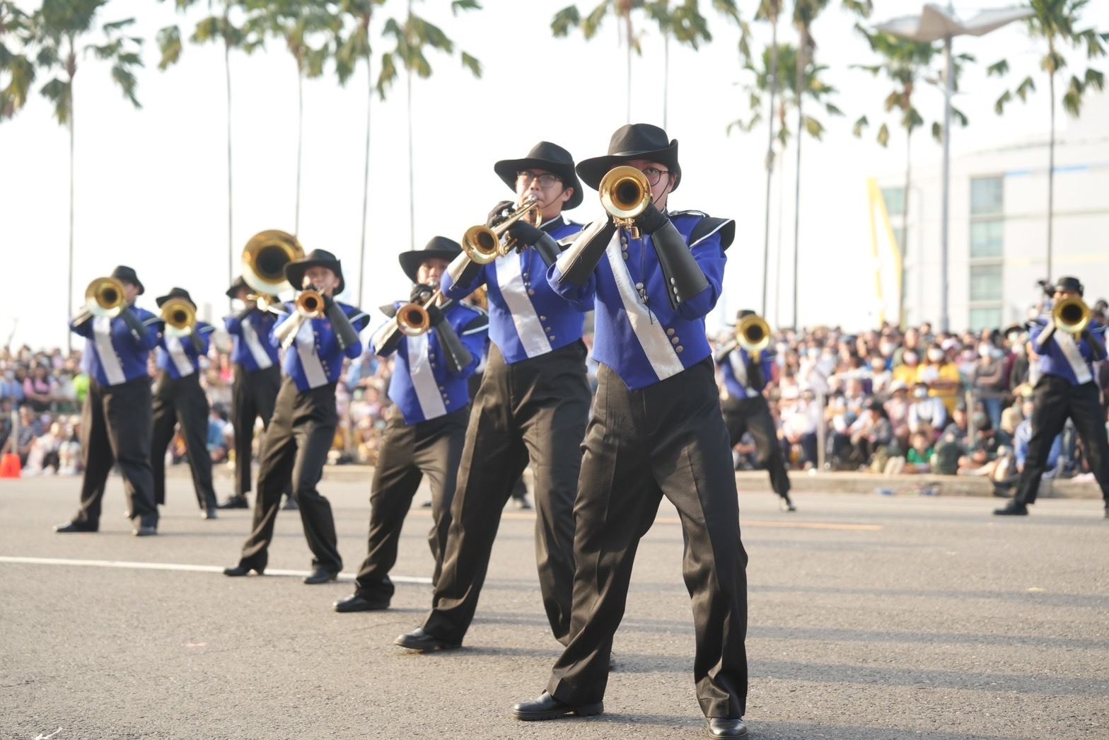 高雄高商樂旗隊表演。(高市府提供)
