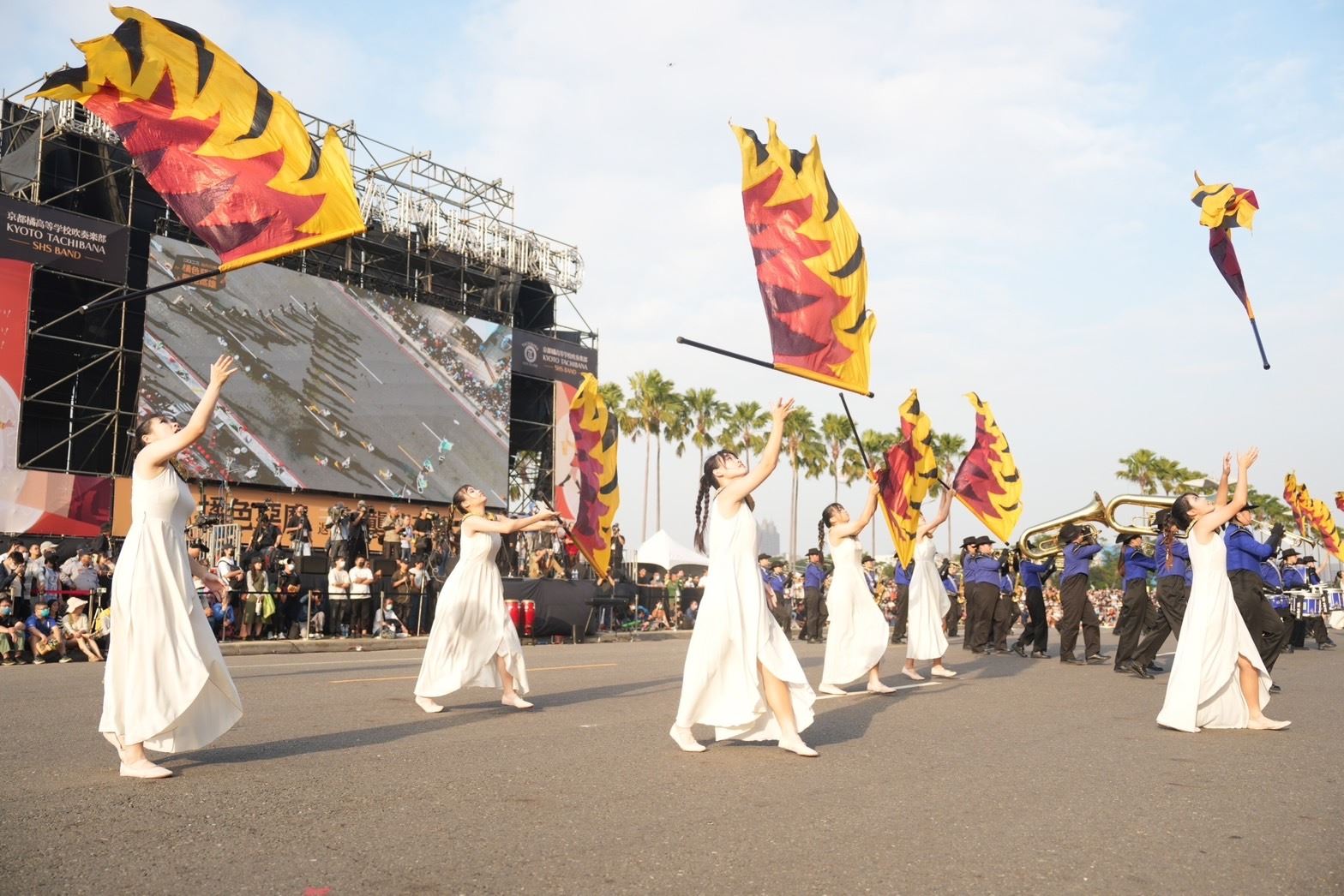 高雄高商樂旗隊表演。(高市府提供)