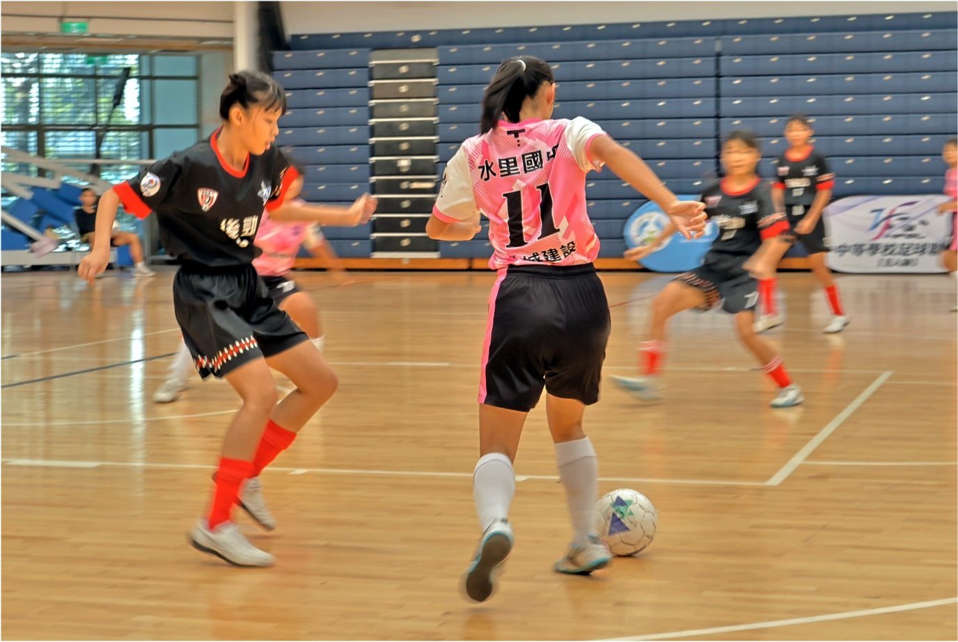 後勁女足隊戰水里國中。(後勁國中提供)