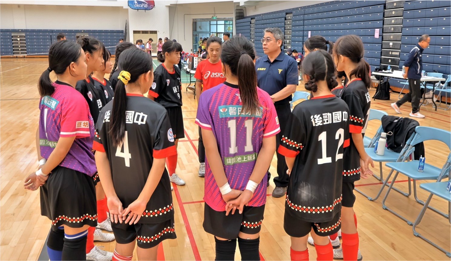 校長蔡嘉興親臨鼓勵選手。(後勁國中提供)