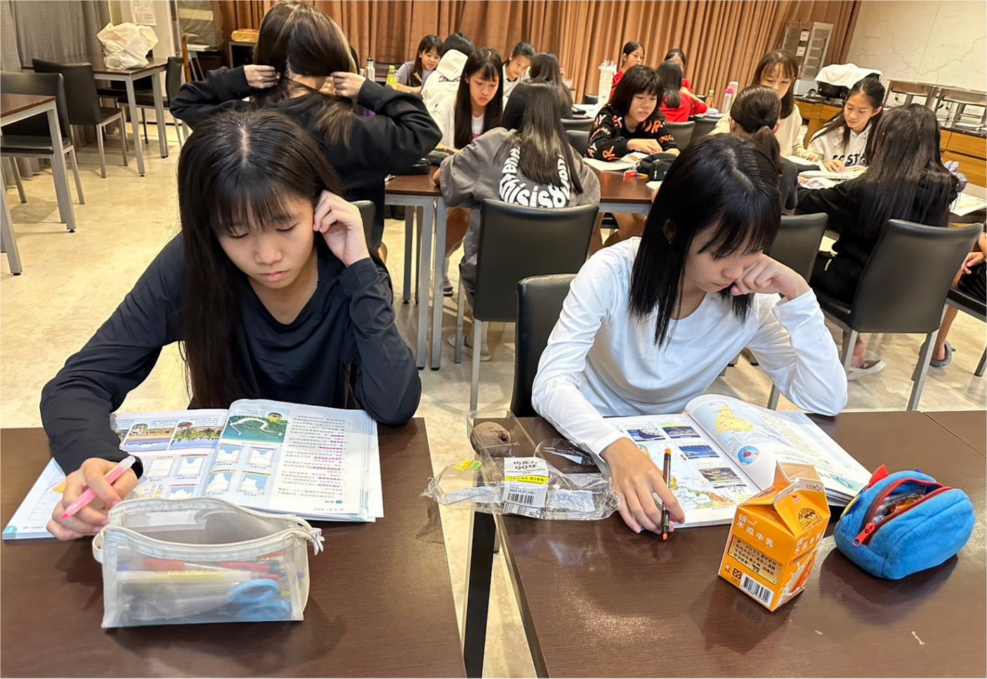 賽後自習複習。(後勁國中提供)