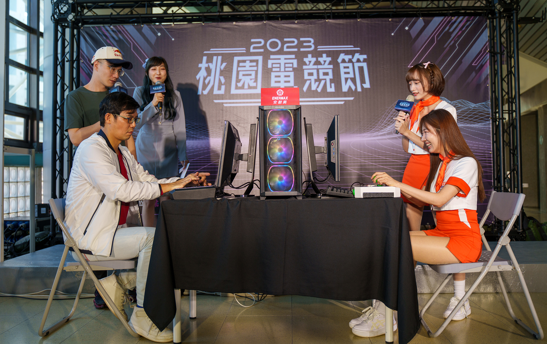 亞運銅牌選手林立偉(左起)指導體育局局長與桃園璞園領航猿啦啦隊使用ENERMAX安耐美電腦系統進行對戰。(安耐美提供)