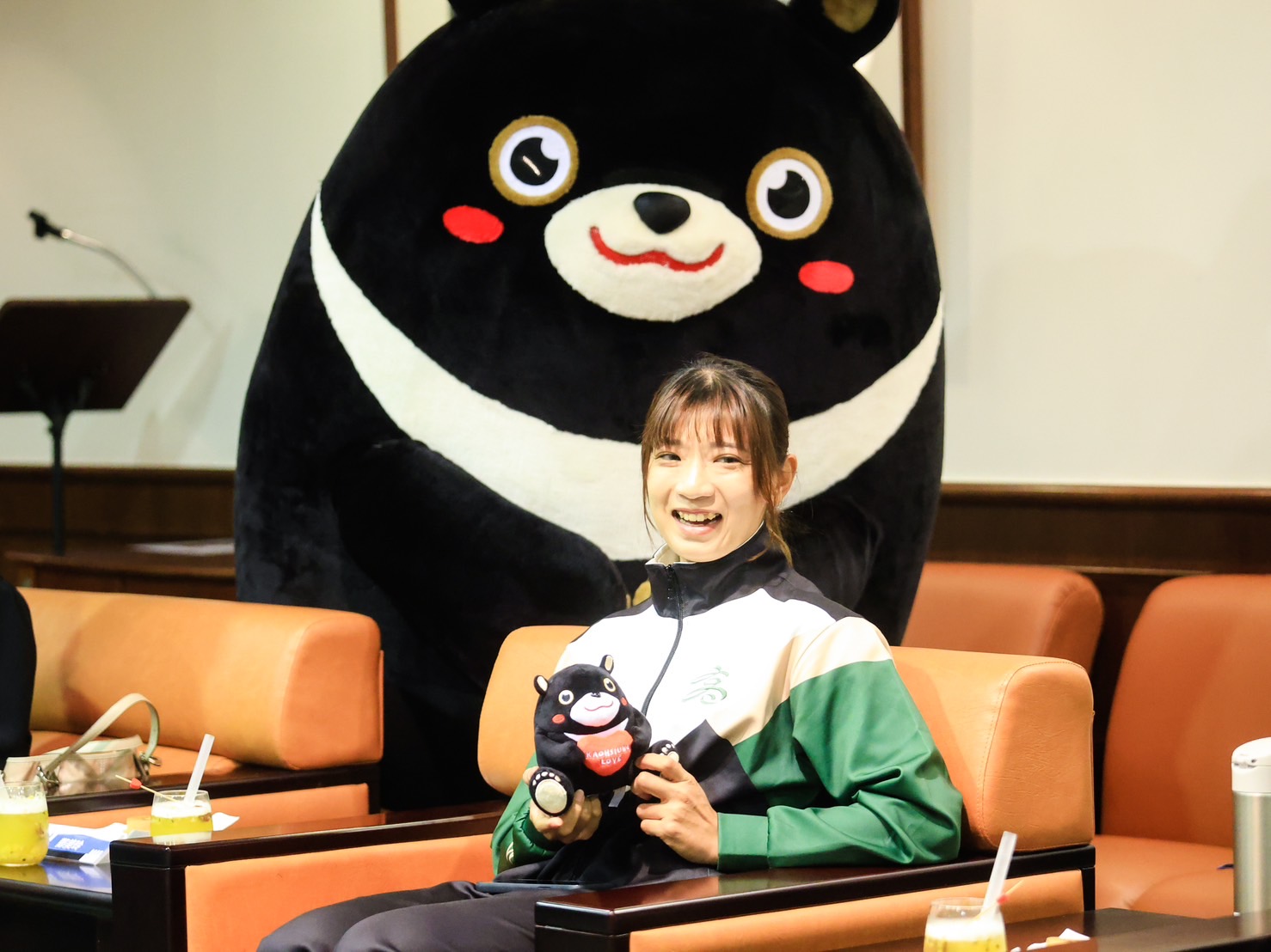 自由車選手黃亭茵與高雄熊開心合影。(新聞局提供)