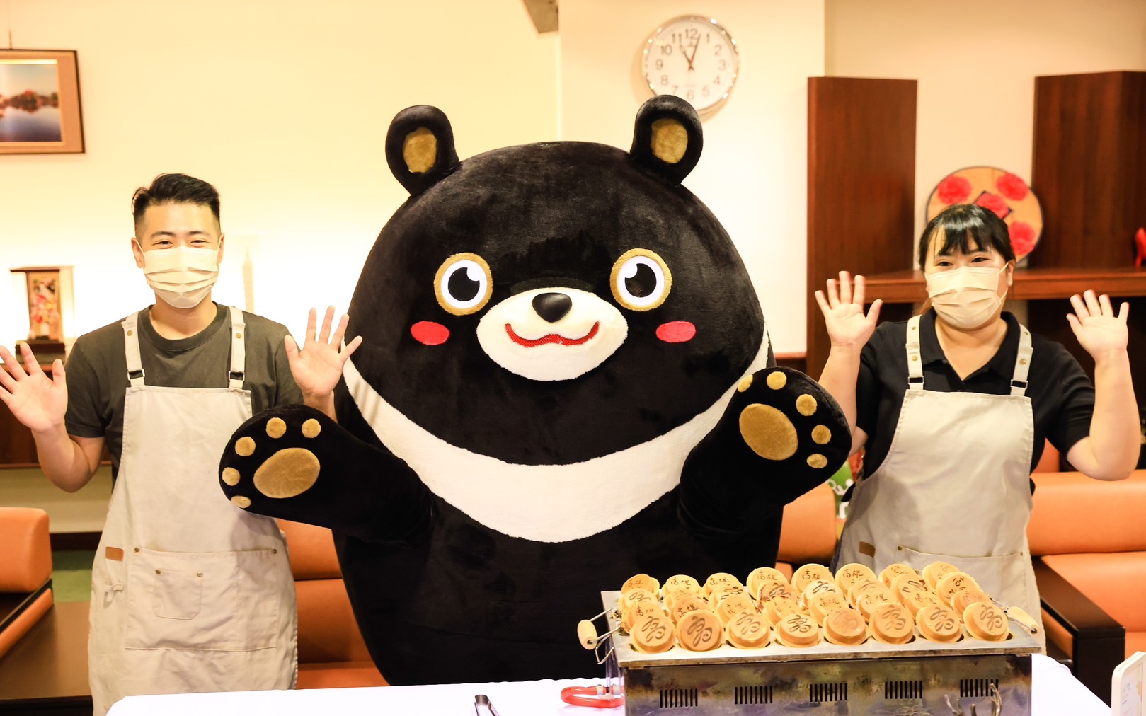 高雄熊分享「高雄之光」幸運車輪餅-內餡為高雄在地多種特色風味(香蕉、烏魚子、章魚)。(新聞局提供)