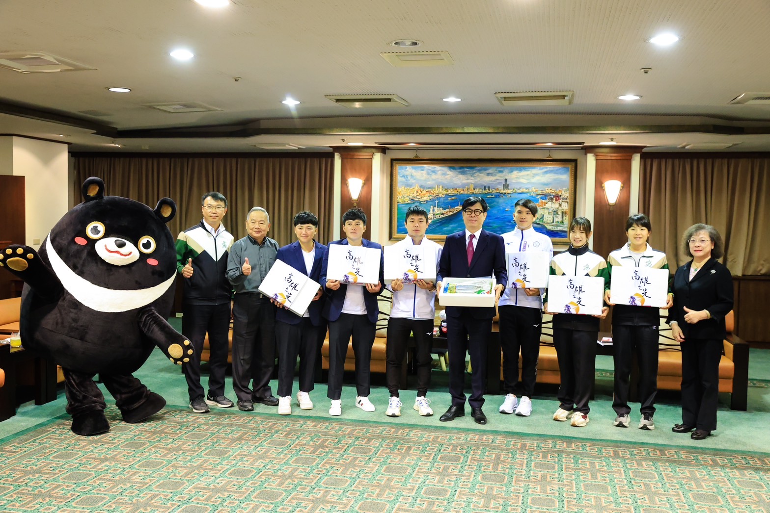 高雄市長陳其邁公開表揚及致贈亞運選手富含蛋白質又具高雄特色的梓官區漁會海鮮五寶禮盒。(新聞局提供)
