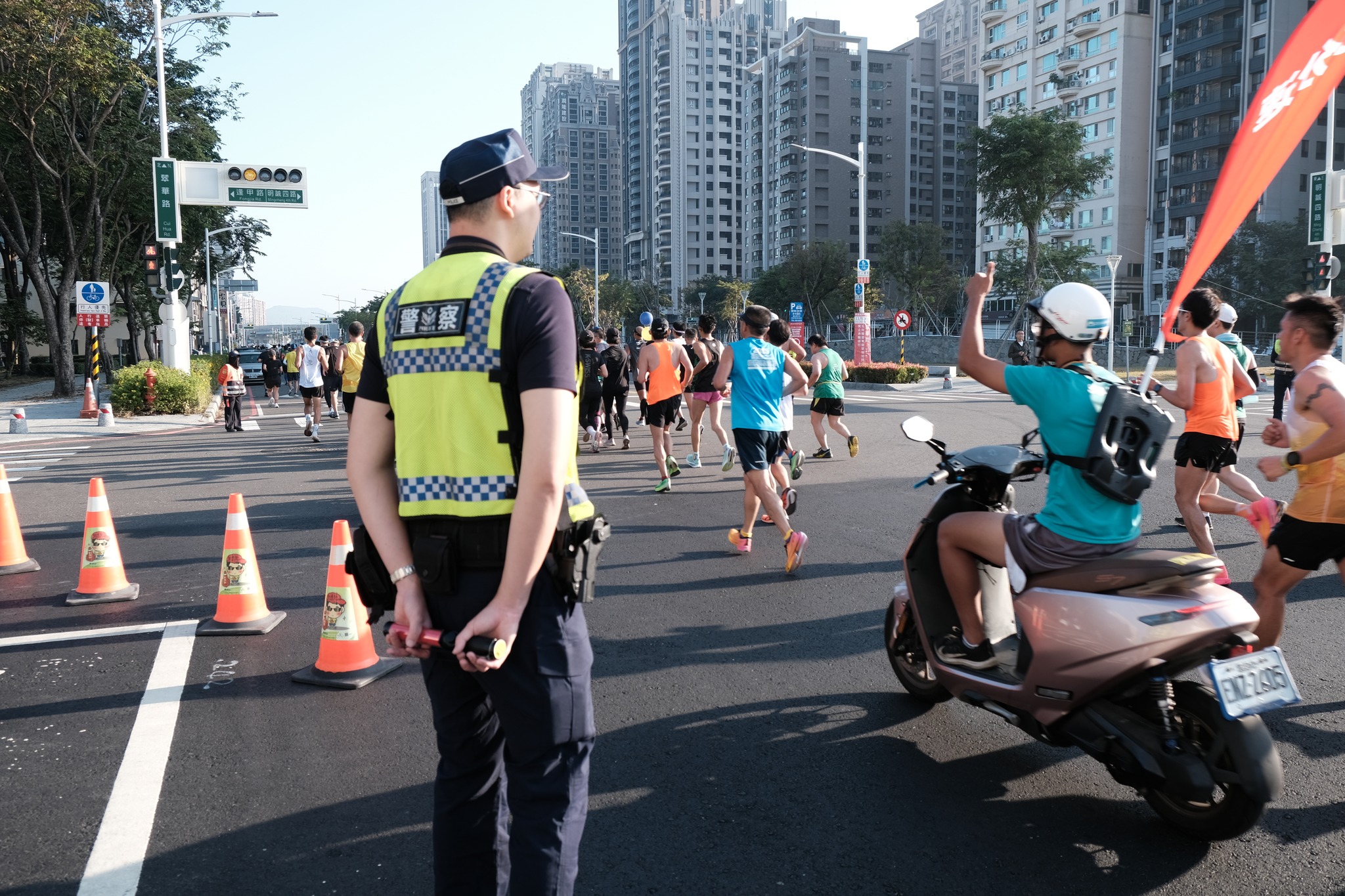 鼓山分局協助馬拉松道路管制。(運發局提供)