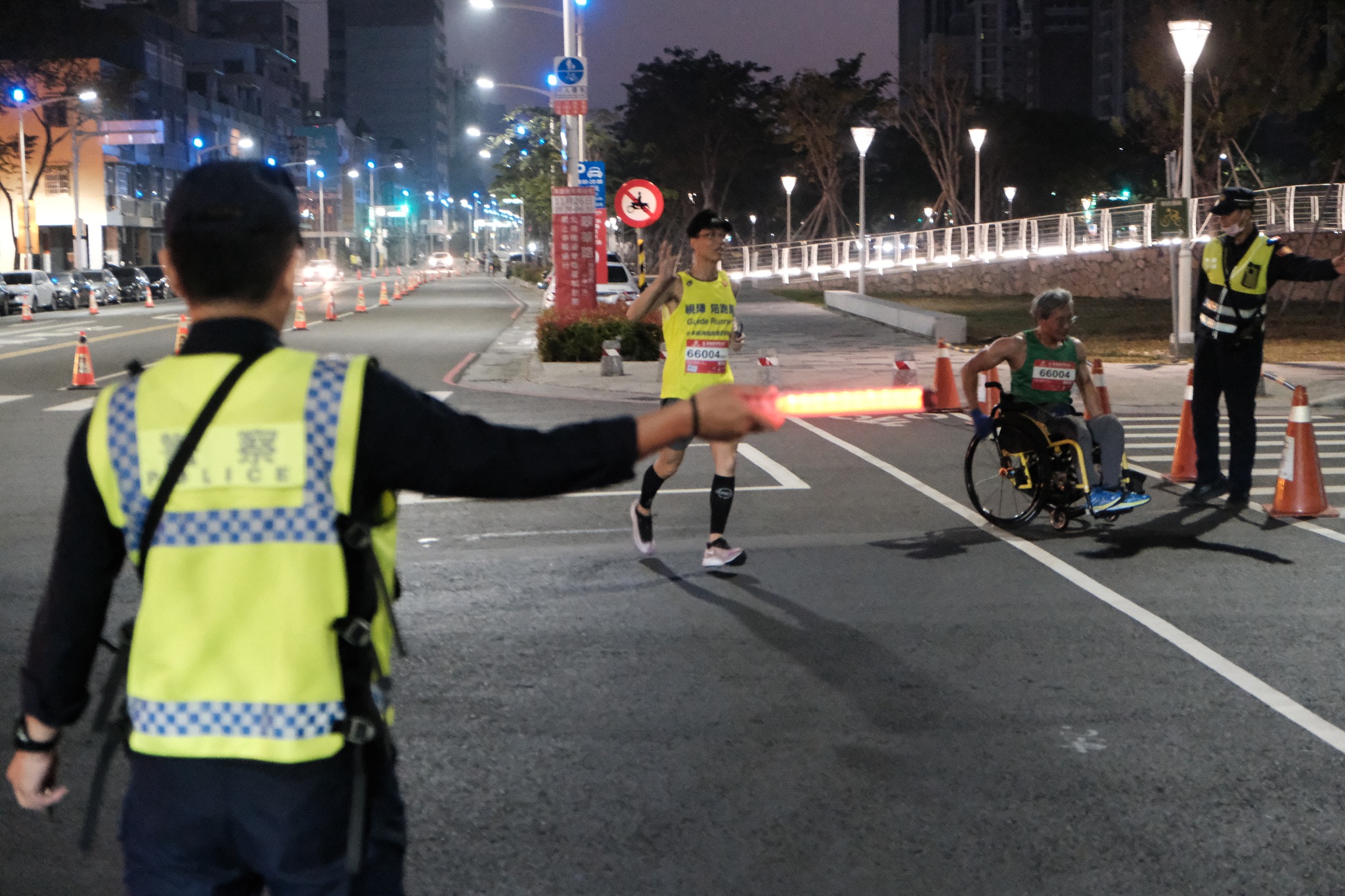 鼓山分局協助馬拉松道路管制。(運發局提供)
