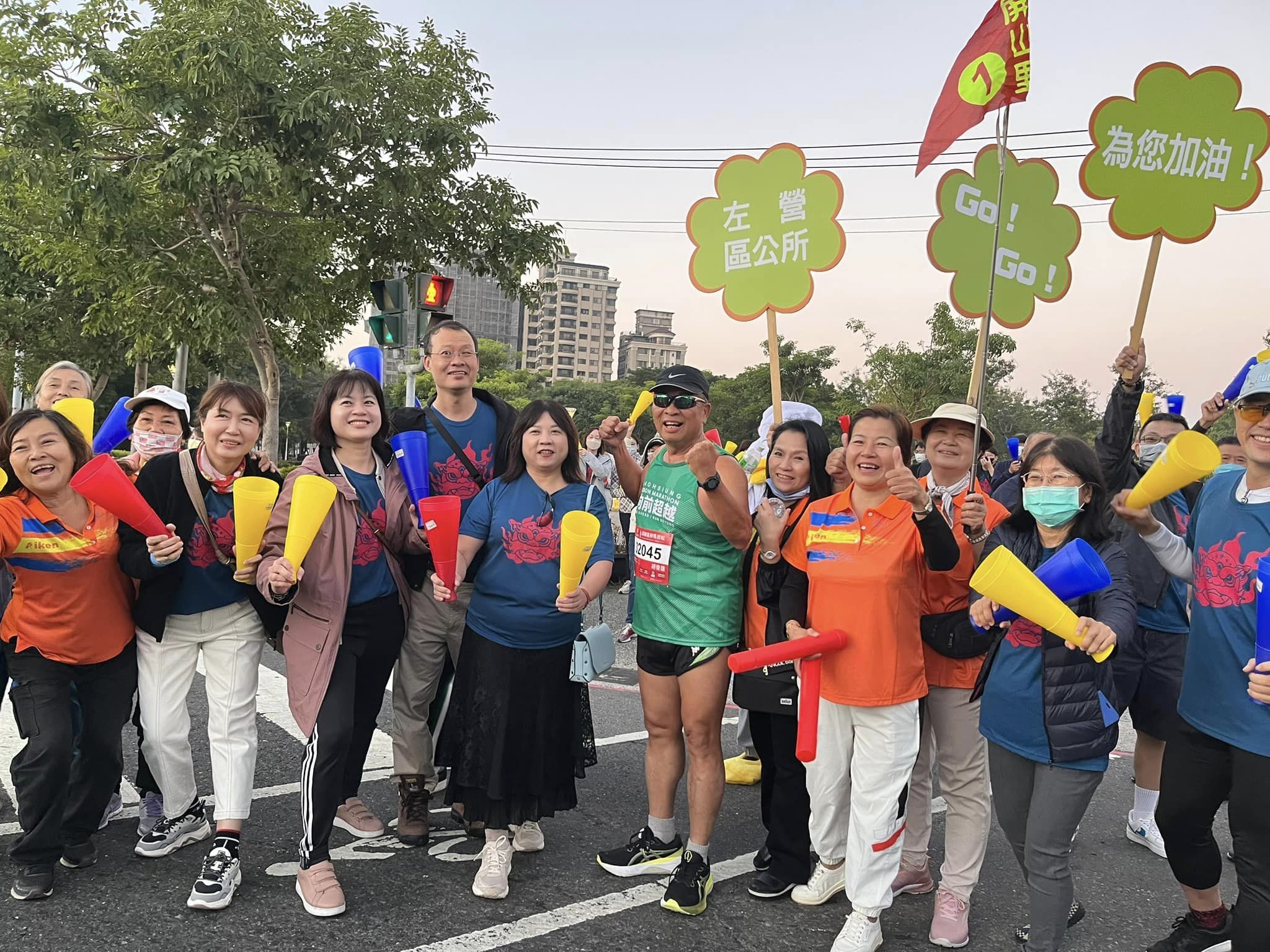 左營區公所為跑者加油。(運發局提供)