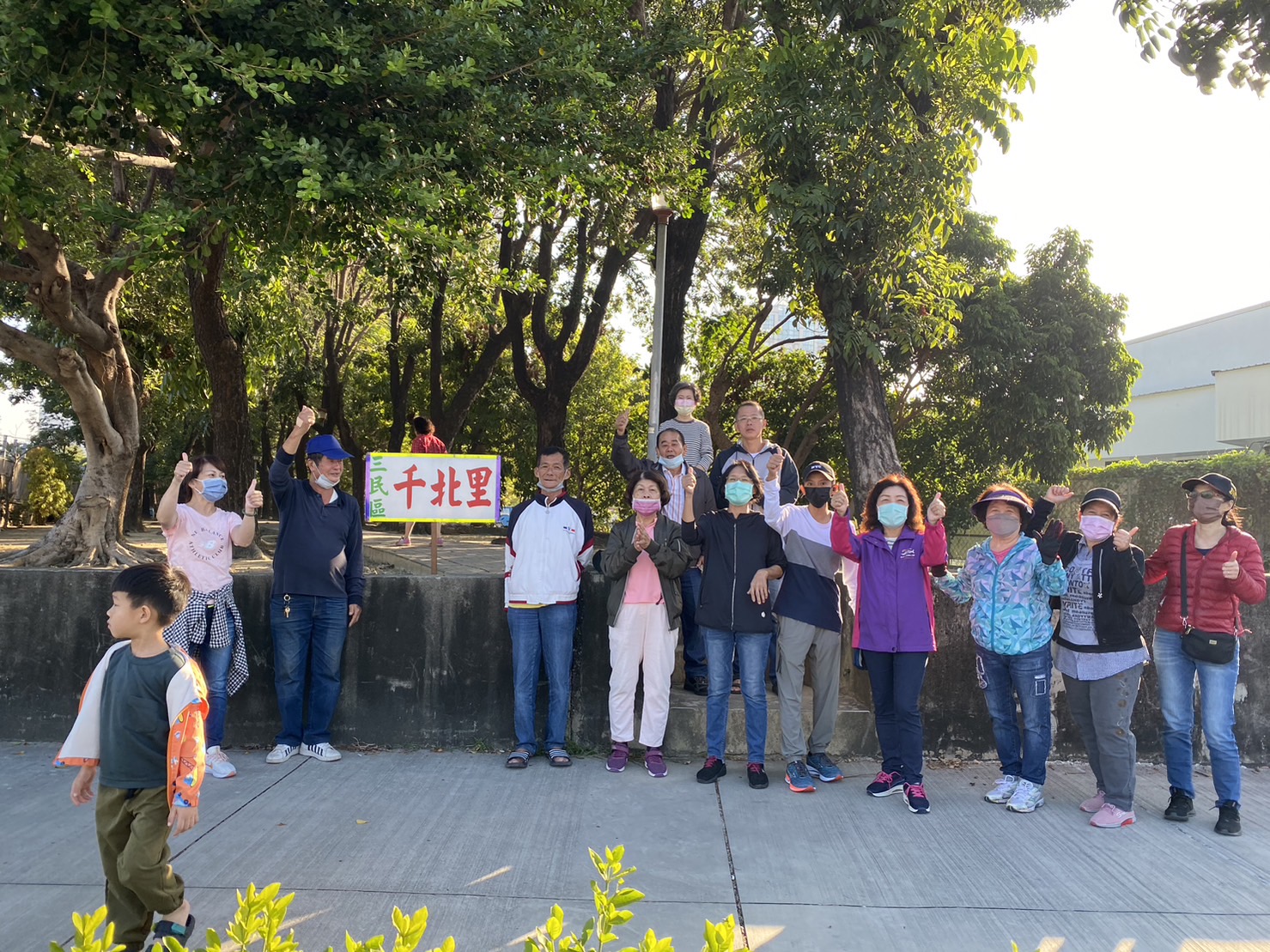 三民市場攤販里民為跑者加油。(運發局提供)