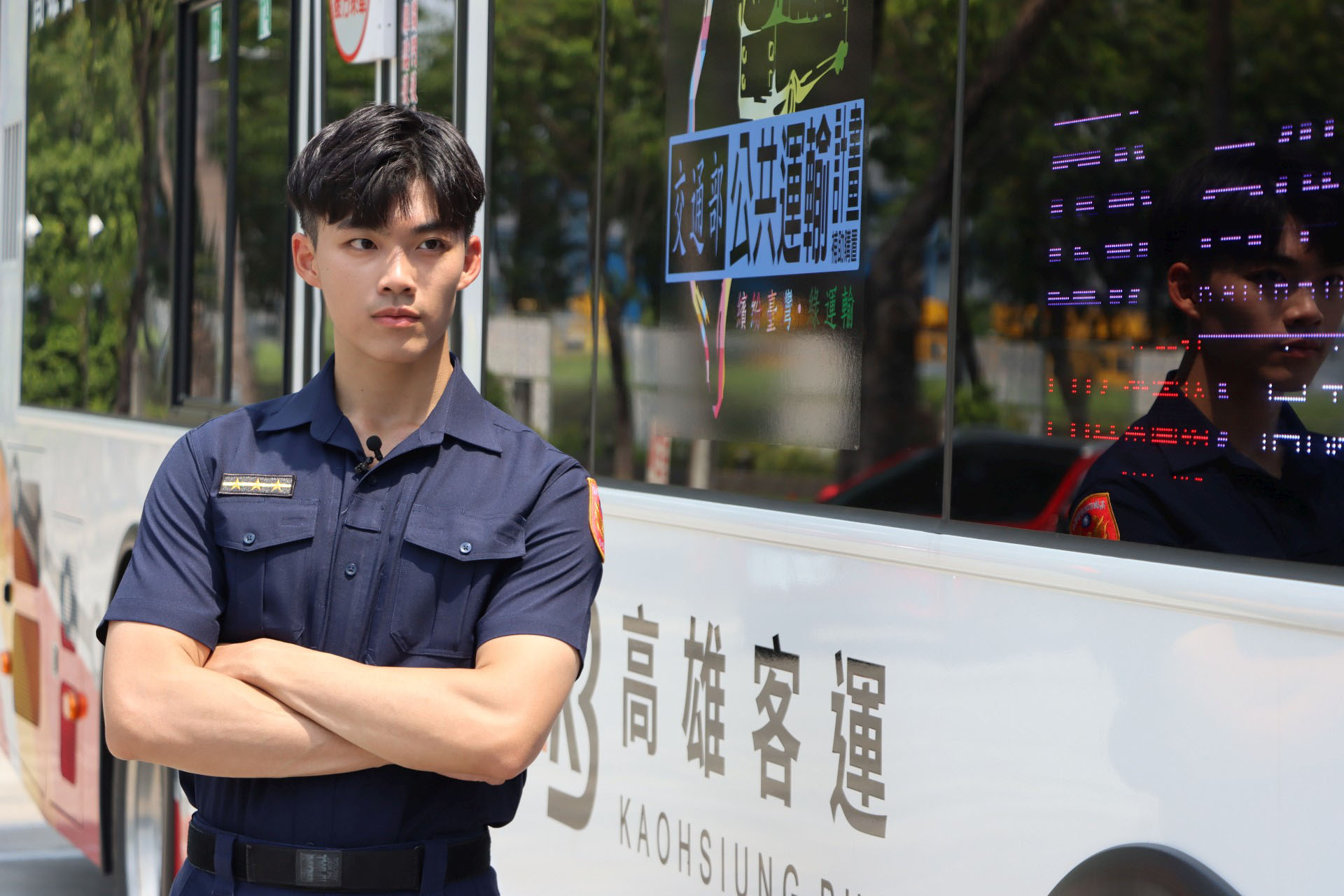 苓雅分局凱旋路派出所員警黃信翔拍片提醒大家如何與大車共享道路。(高市府提供)